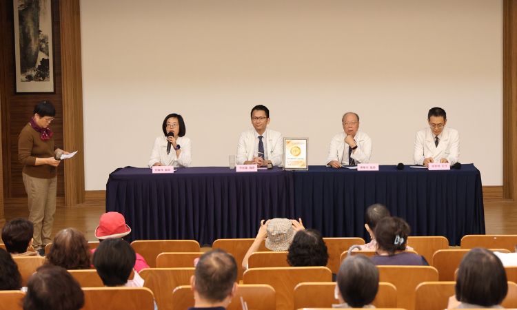 講座最後的醫病座談會,由醫療團隊詳細為乳癌病友及家屬解惑。