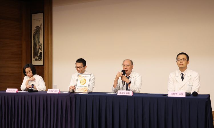 醫病座談會,由醫療團隊詳細為乳癌病友及家屬解。