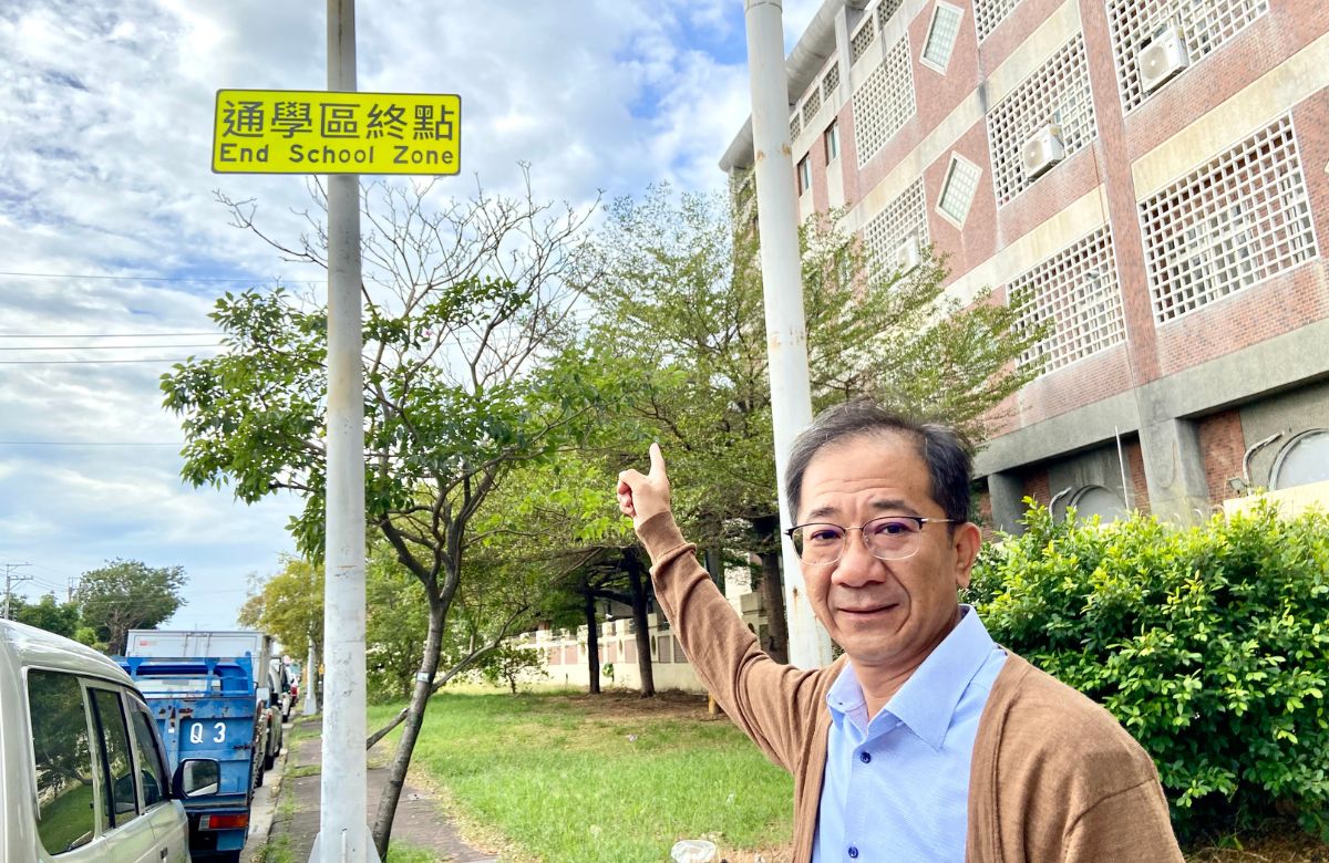 台中市立啟聰學校校長蔡明郡表示,交通局在學區邊界處起終點設「通學區域標誌」