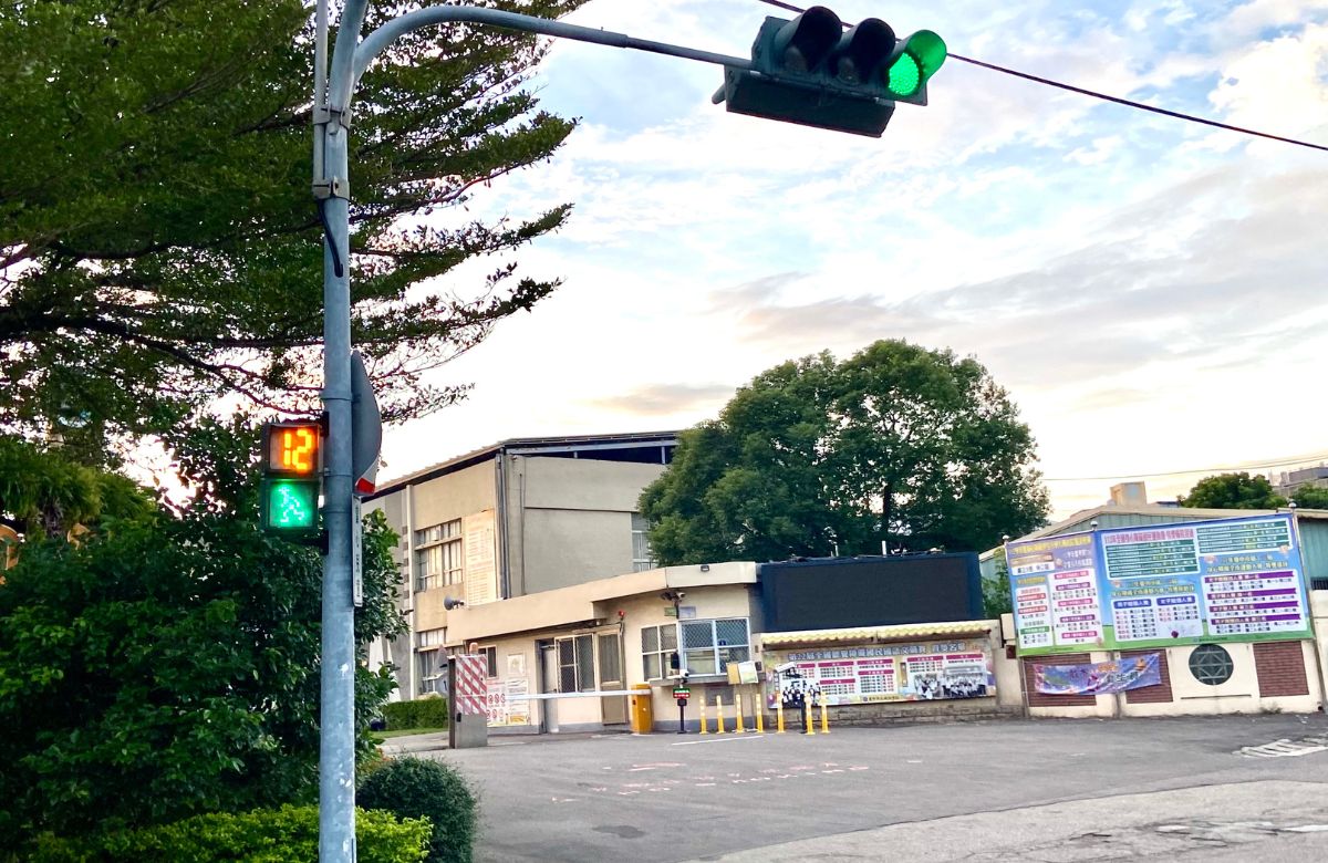 為改善校園周邊交通,台中市交通局在啟聰學校前的路口量身打造紅燈倒數計時器