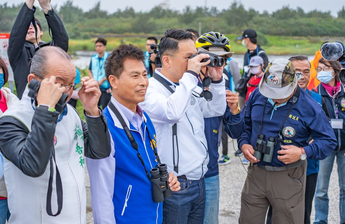 蘇副市長和貴賓一同欣賞濕地美景