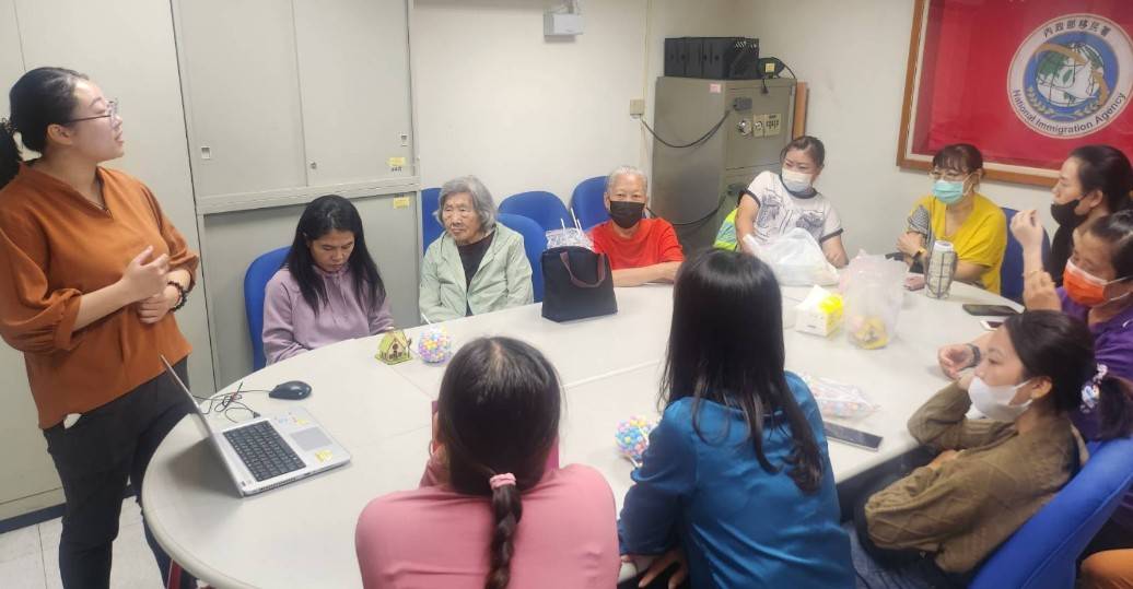主辦方特別邀請花蓮縣金融發展協會陳執行長(站立者),宣導防詐觀念及金融理財知識,在場學員均專心聆聽。