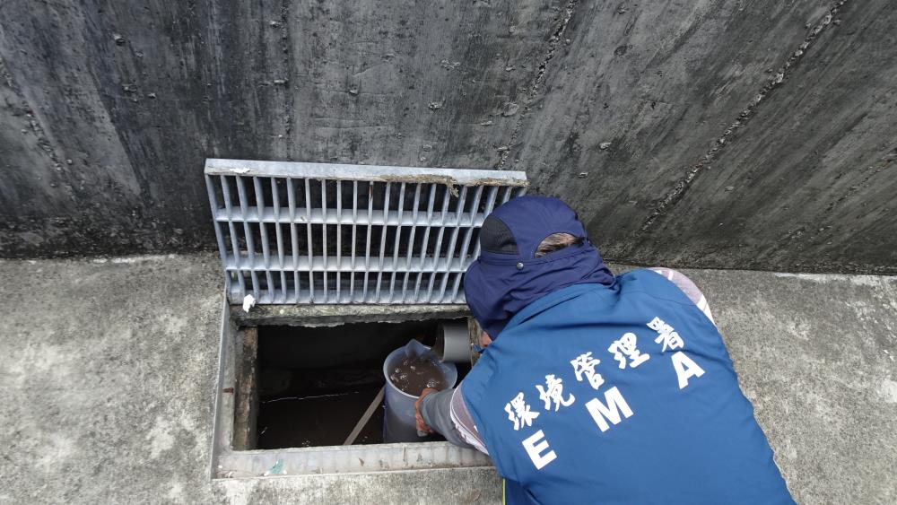 督察人員自異常管線採集黑濁色廢水送驗。