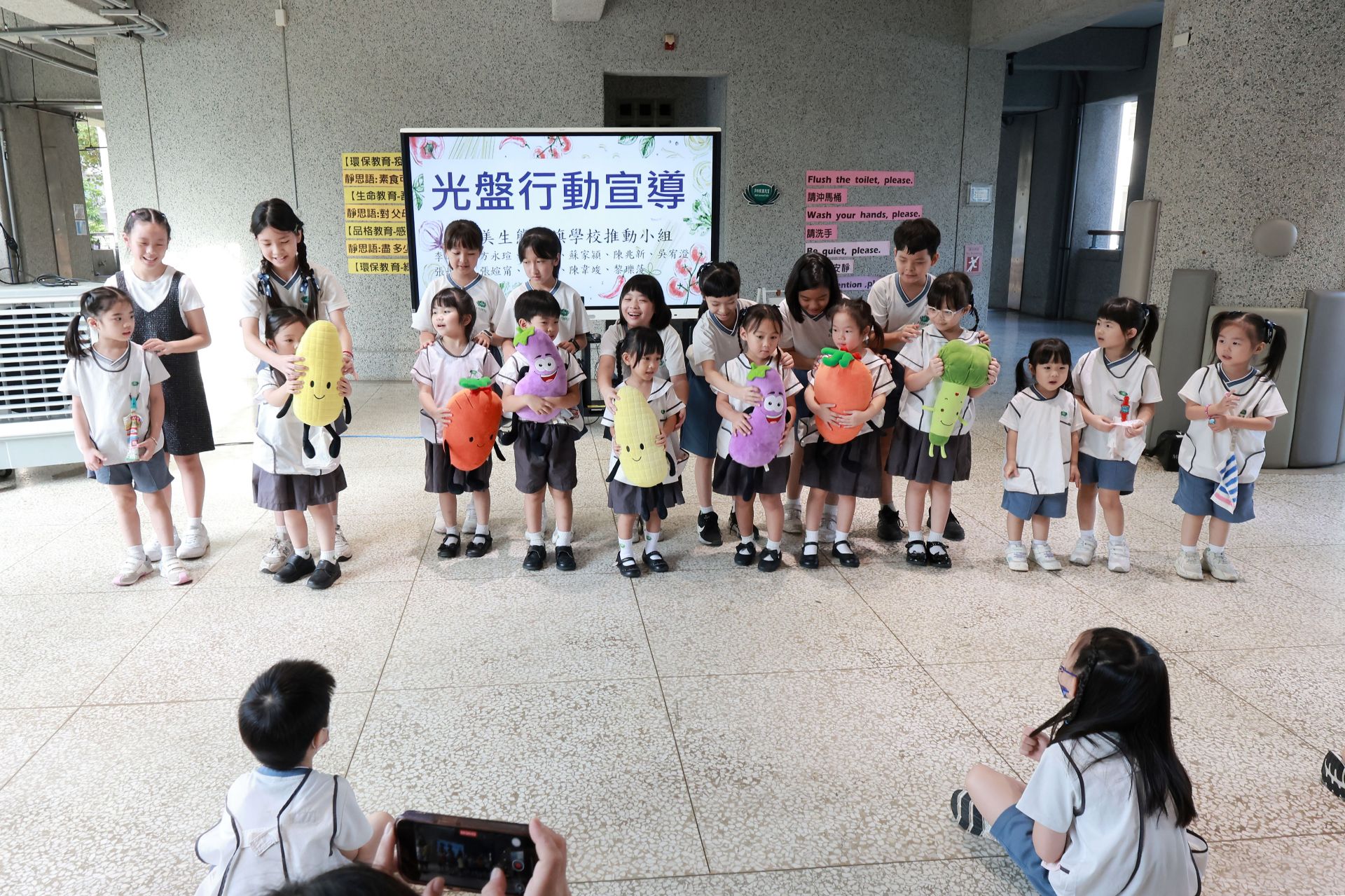 光盤行動組運用可愛的蔬果娃娃鼓勵小朋友把飯菜吃光光,吃多少、拿多少,不浪費食物!