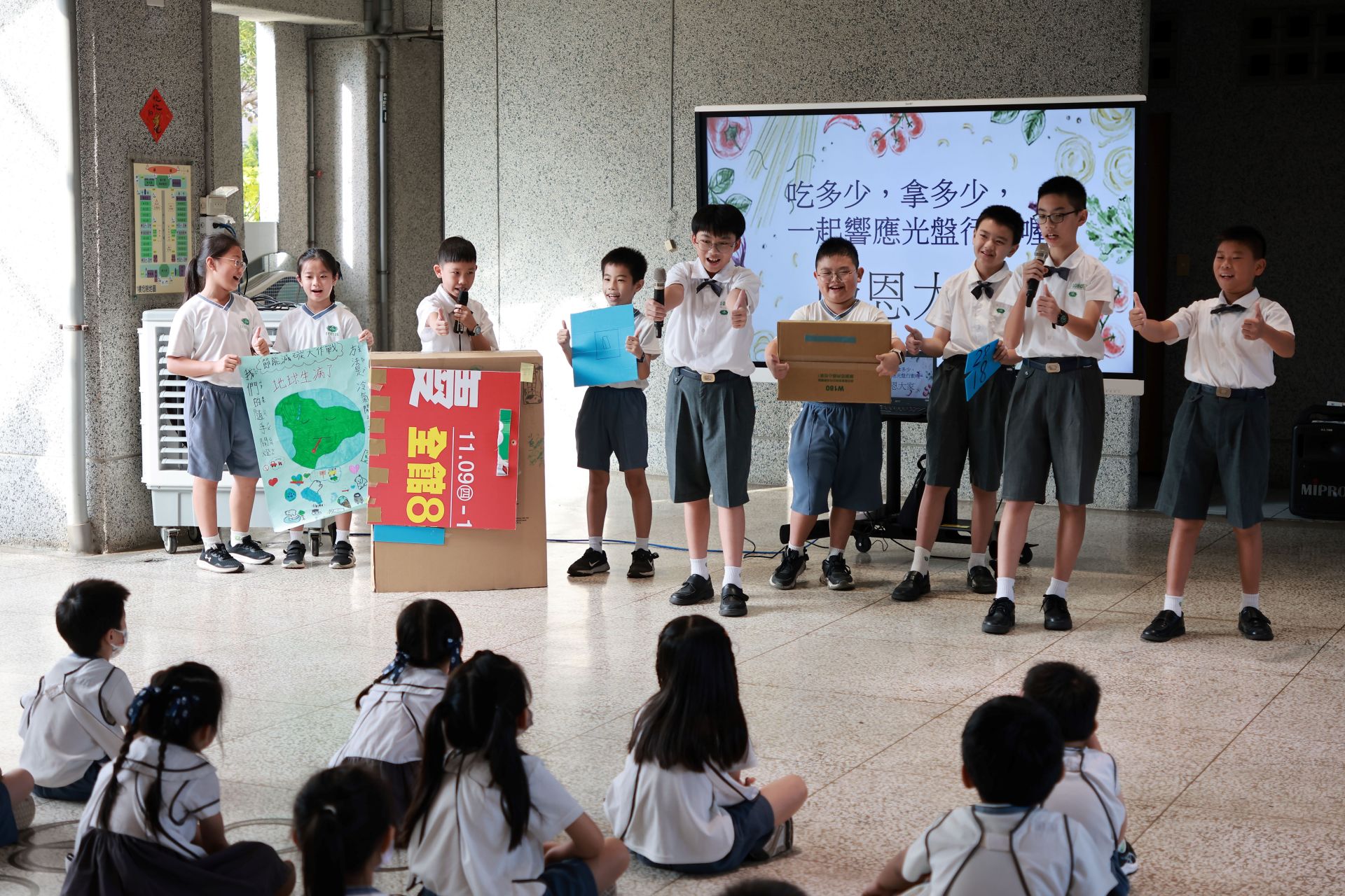 省電達人組以趣味行動劇宣導省電妙招,還用廢紙箱製作道具很吸睛。