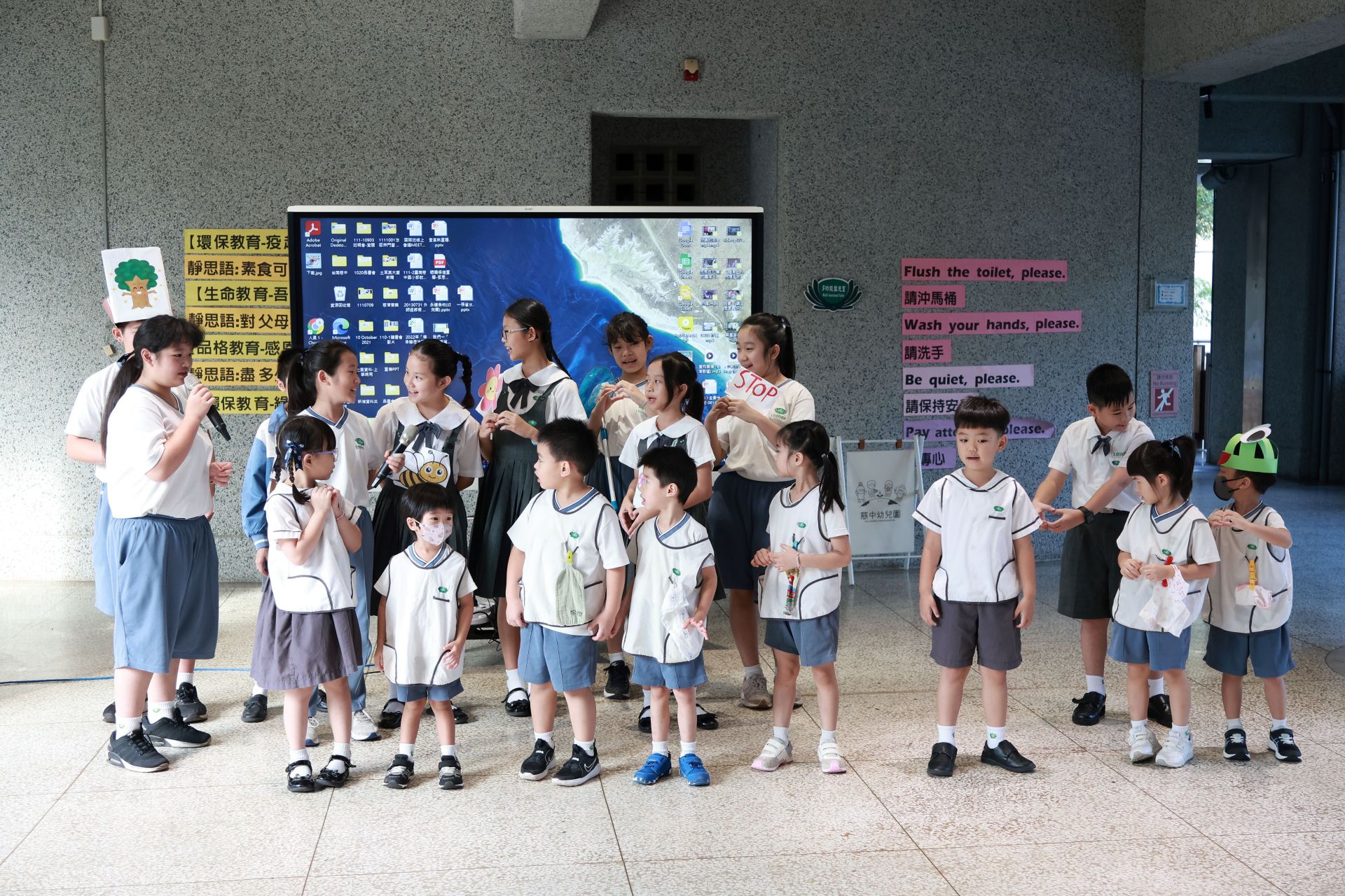 邀請幼兒園小朋友上台和哥哥姐姐一起跳舞。