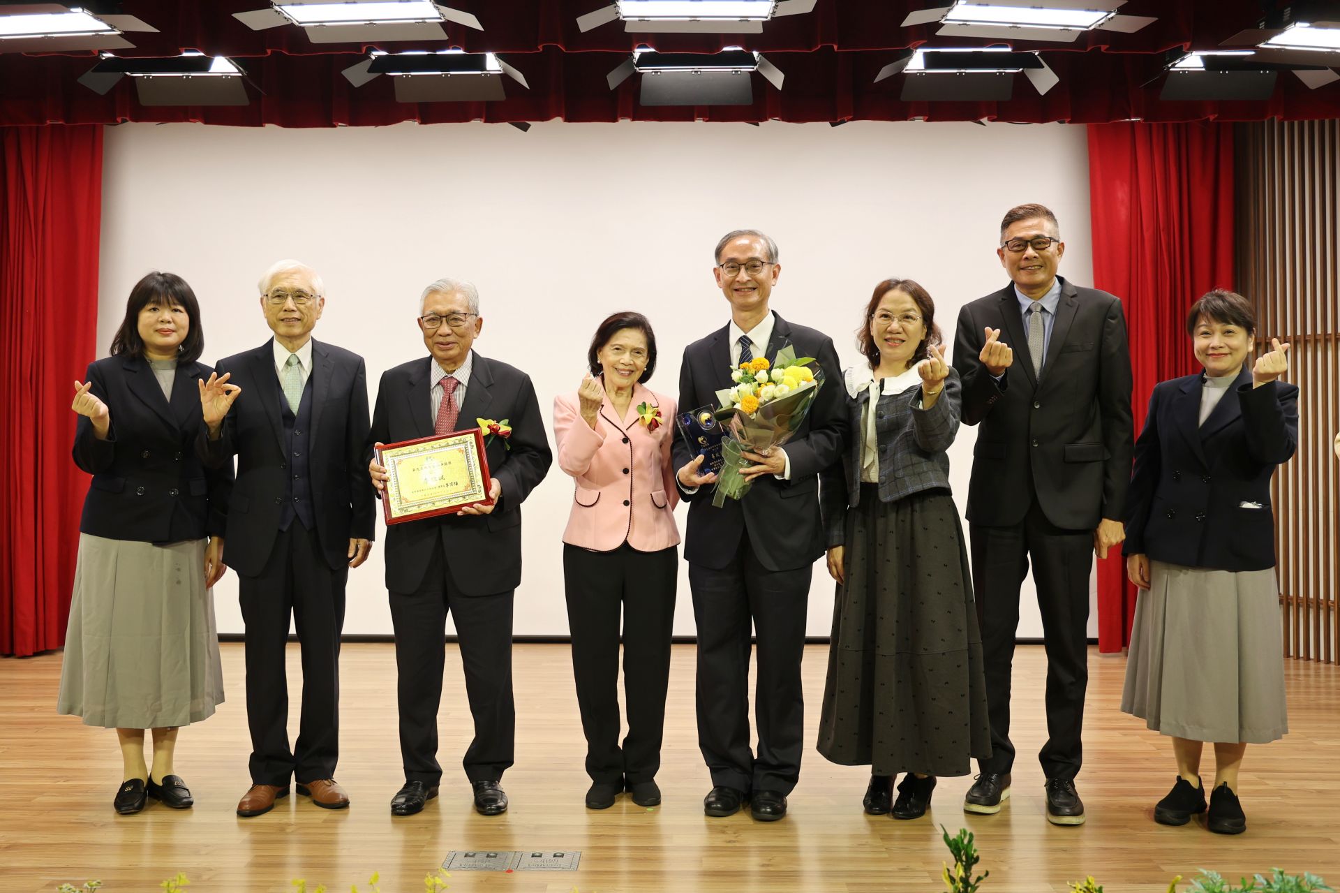 頒獎典禮這天,菲律賓衛生部前任部長Dr. Enrique Ona(左三)、妻子(左四),與來自香港的古小妮(右三)與先生,特地出席頒獎典禮,為李啟誠主任(右四)送上祝福。