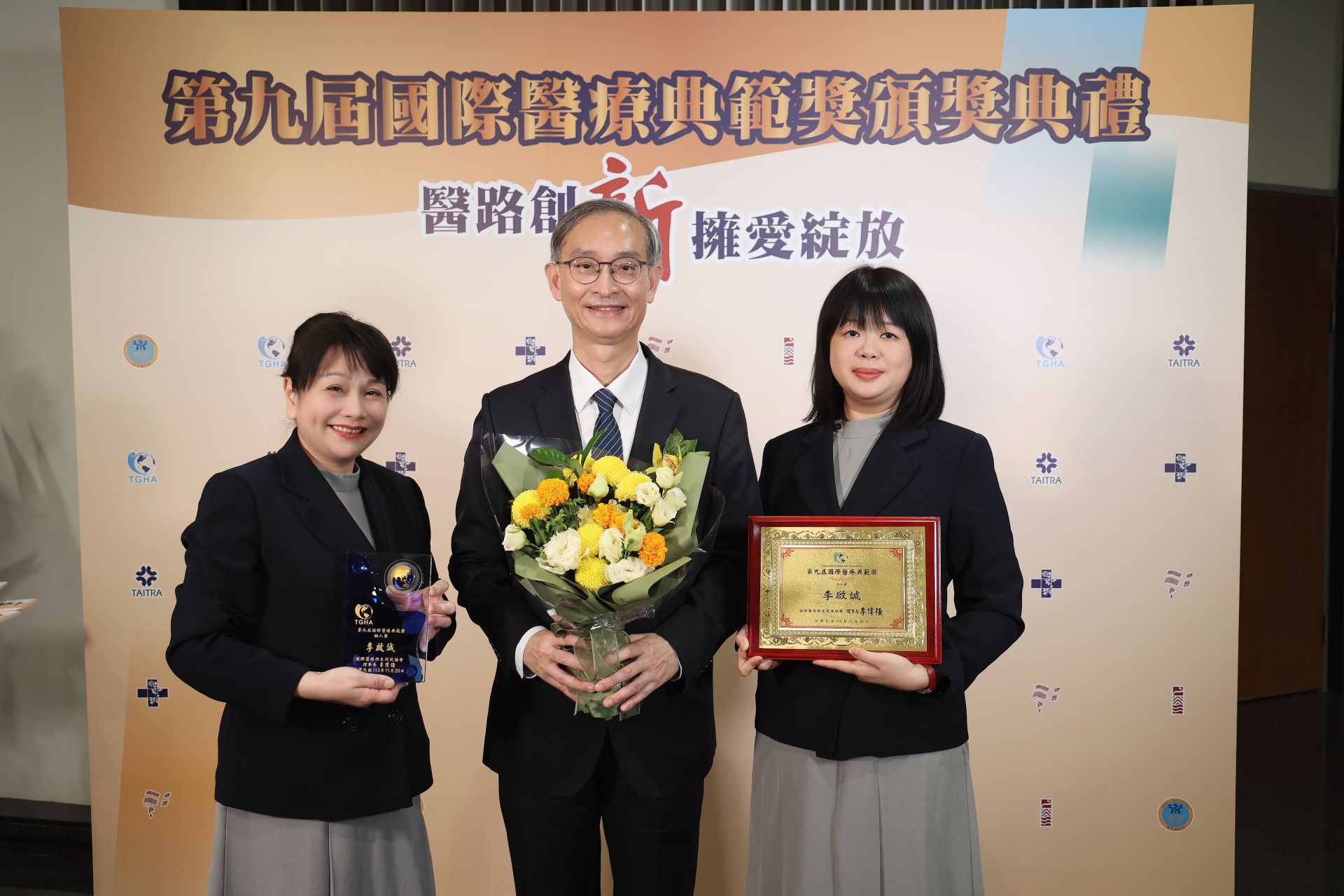 李啟誠主任(中)表示,他將持續帶領國際醫學中心同仁將慈濟大愛種子拓及海外,幫助有需要的民眾。