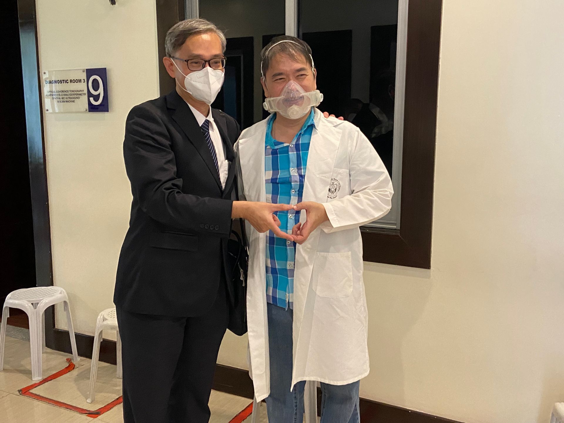 2017年,菲律賓籍的53歲眼科蔡醫師(右)被診斷出罹患血癌,來到花蓮慈院接受骨髓移植,在李啟誠主任與醫療團隊的治療下成功痊癒,並再次披上白袍,持續在行醫之路,守護更多在菲律賓的病患。