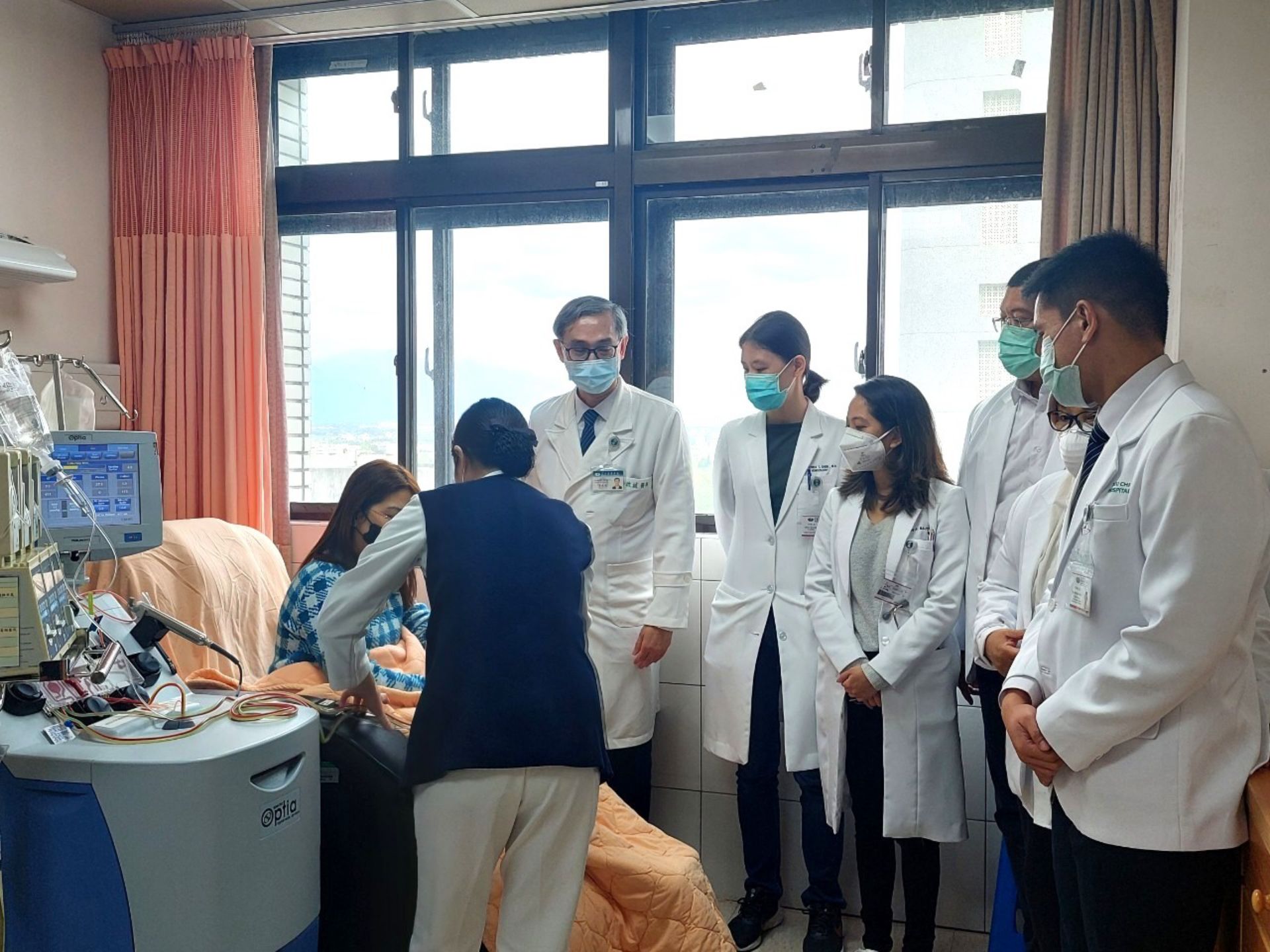 李啟誠主任(左三)帶領來自菲律賓、印尼等五位代訓醫師,學習收集造血幹細胞技術。