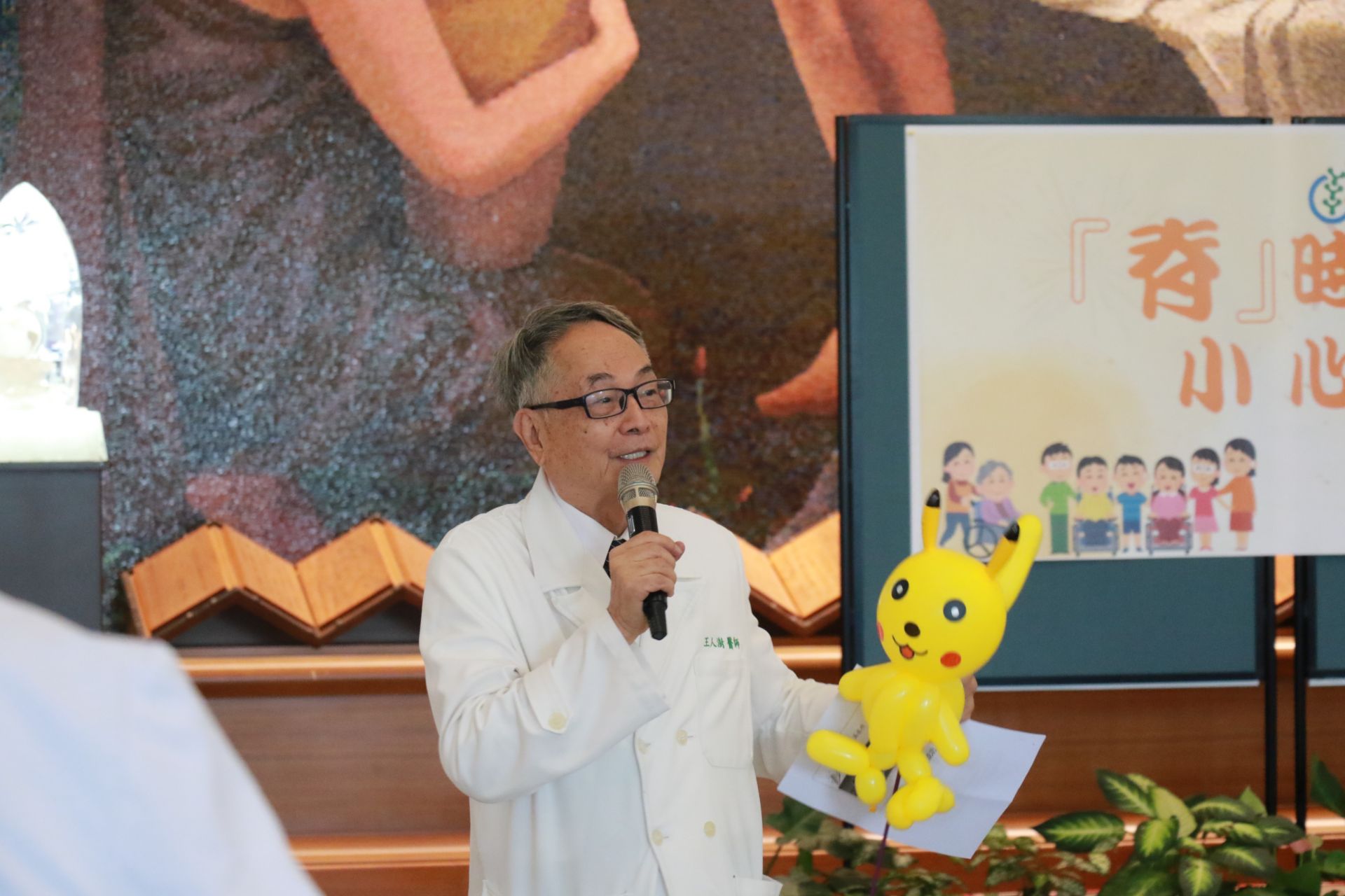 台中慈院副院長王人澍致詞預祝市集活動圓滿。