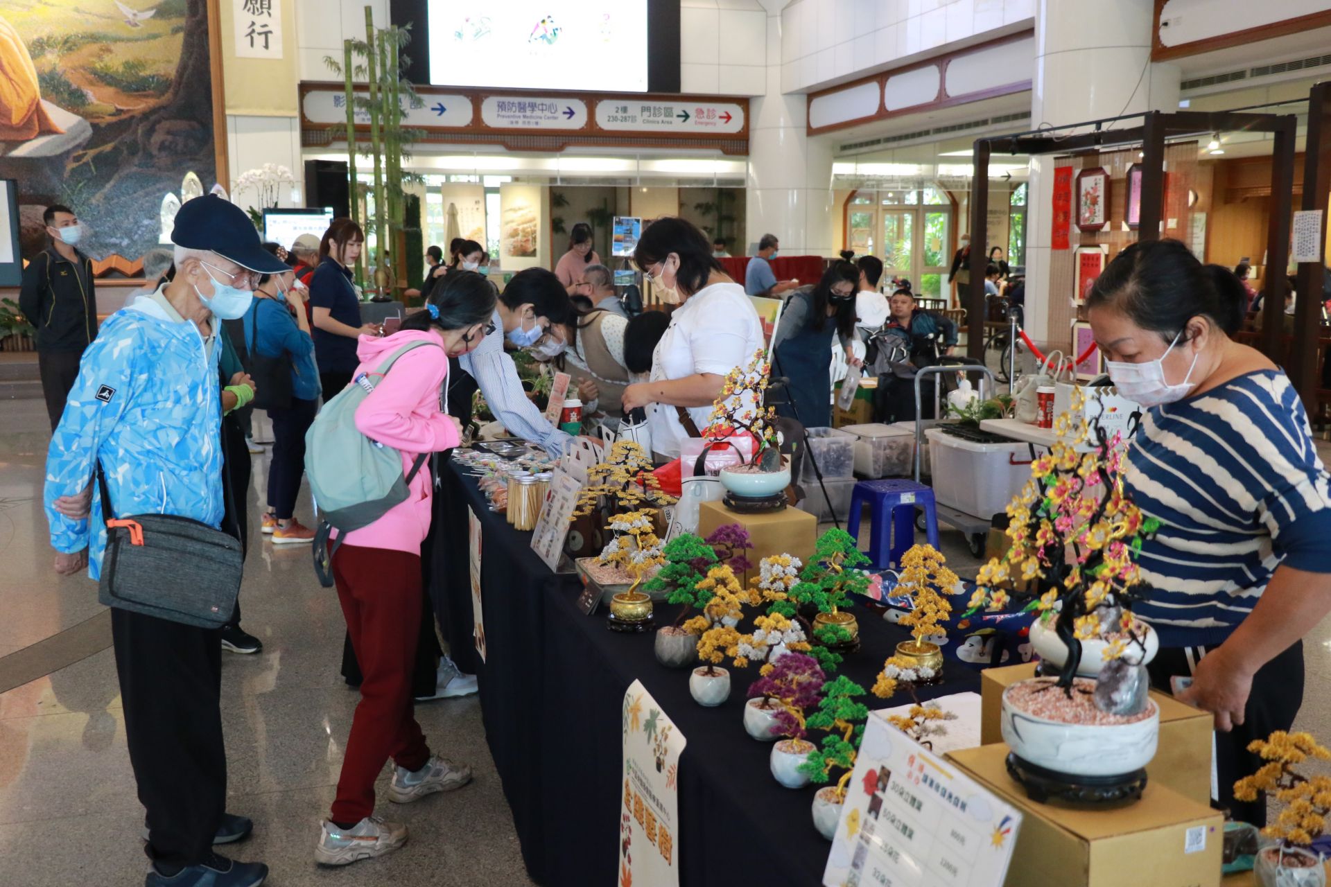 小市集展示許多脊損傷友的創作,包括藝術品、手工藝品和手作食品等,就醫民眾也紛紛給予支持。