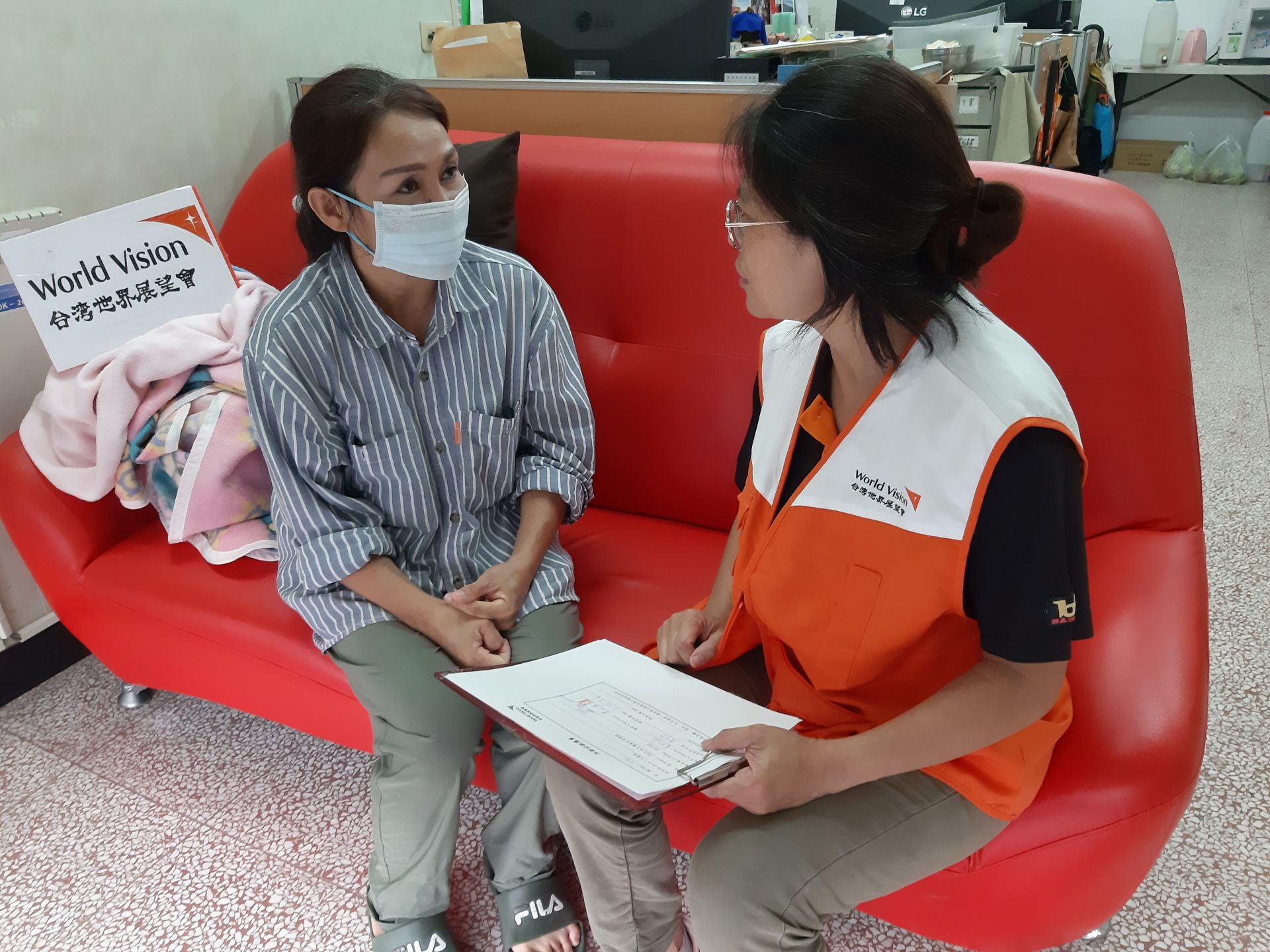 社工深入關懷,了解家庭需求,陪伴小敏一家度過意外打擊。