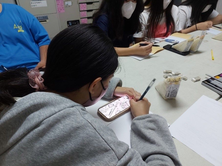 小敏參加展望會青少年生涯發展與培力活動,學習以畫圖方式表達自我情緒。