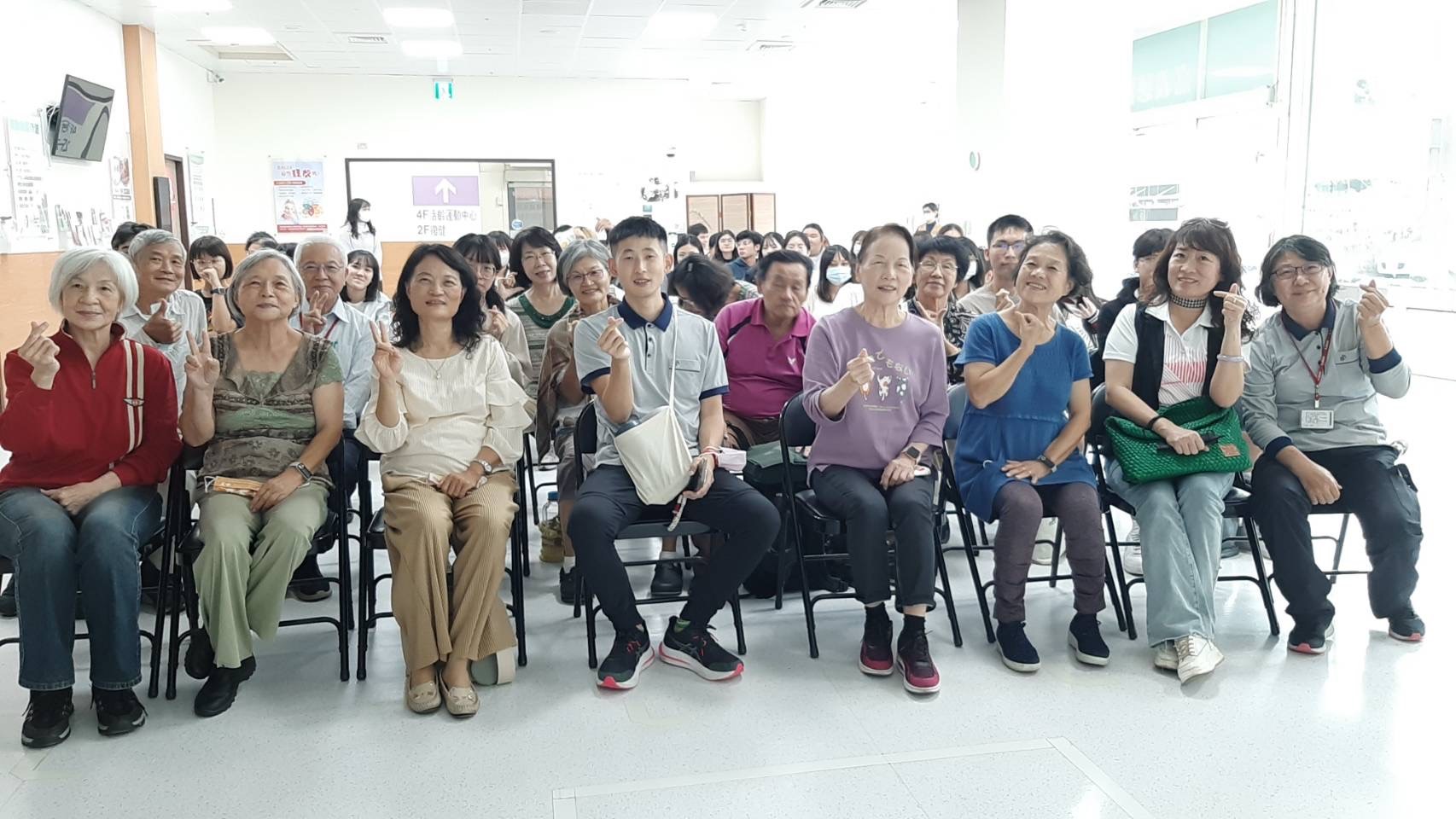 中正大學成人及繼續教育學系陳毓璟教授,日前帶領53位學生及9位長者,前往嘉義慈濟診所的長照機構進行參訪。