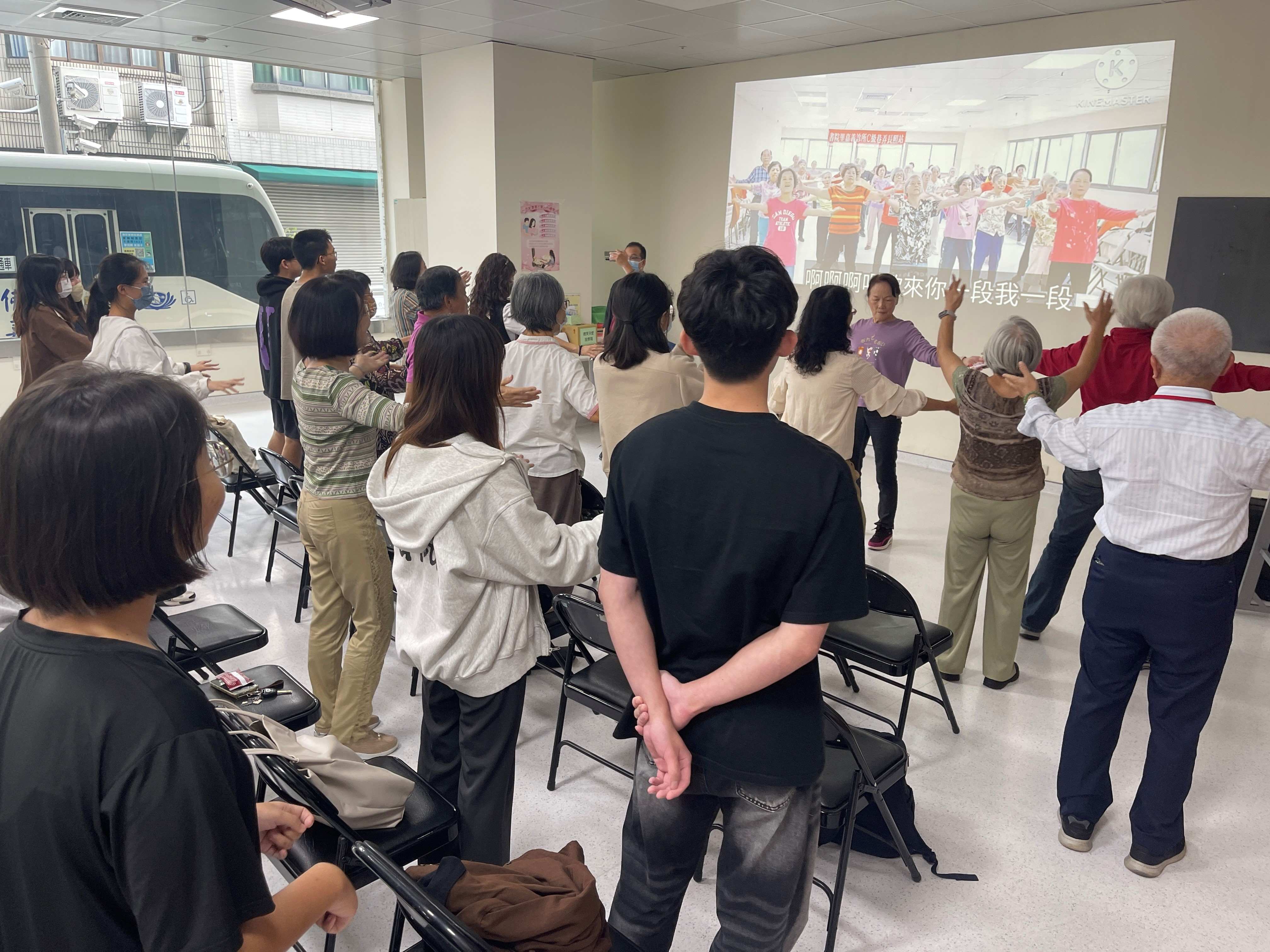 C級巷弄長照據點的長輩從平時課程中學到的運動,在這次活動中在台前帶動全體一起運動。