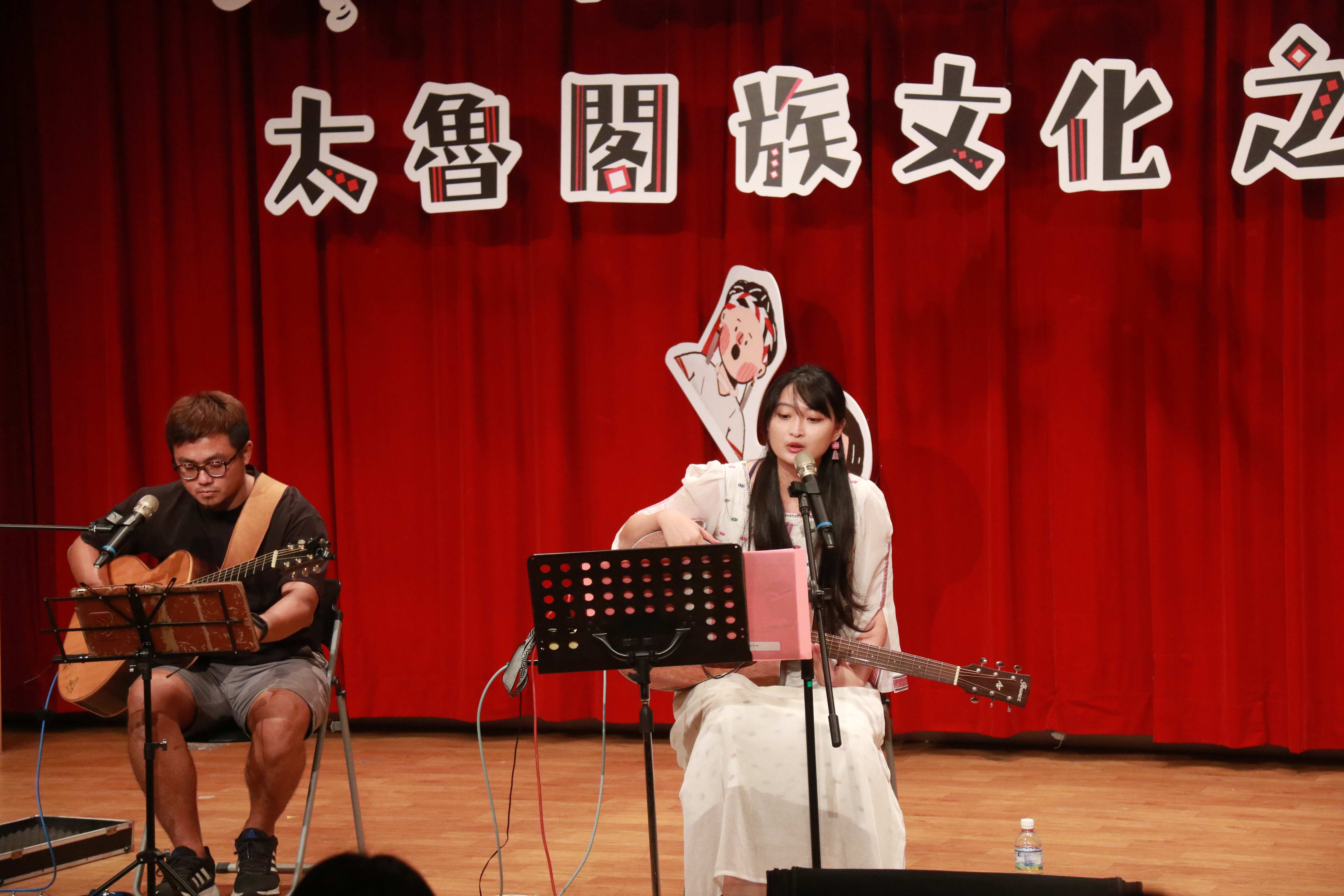 水源部落基地文化的柯哲瑜,帶來「太魯閣的孩子」、「懷念山上的故鄉」等