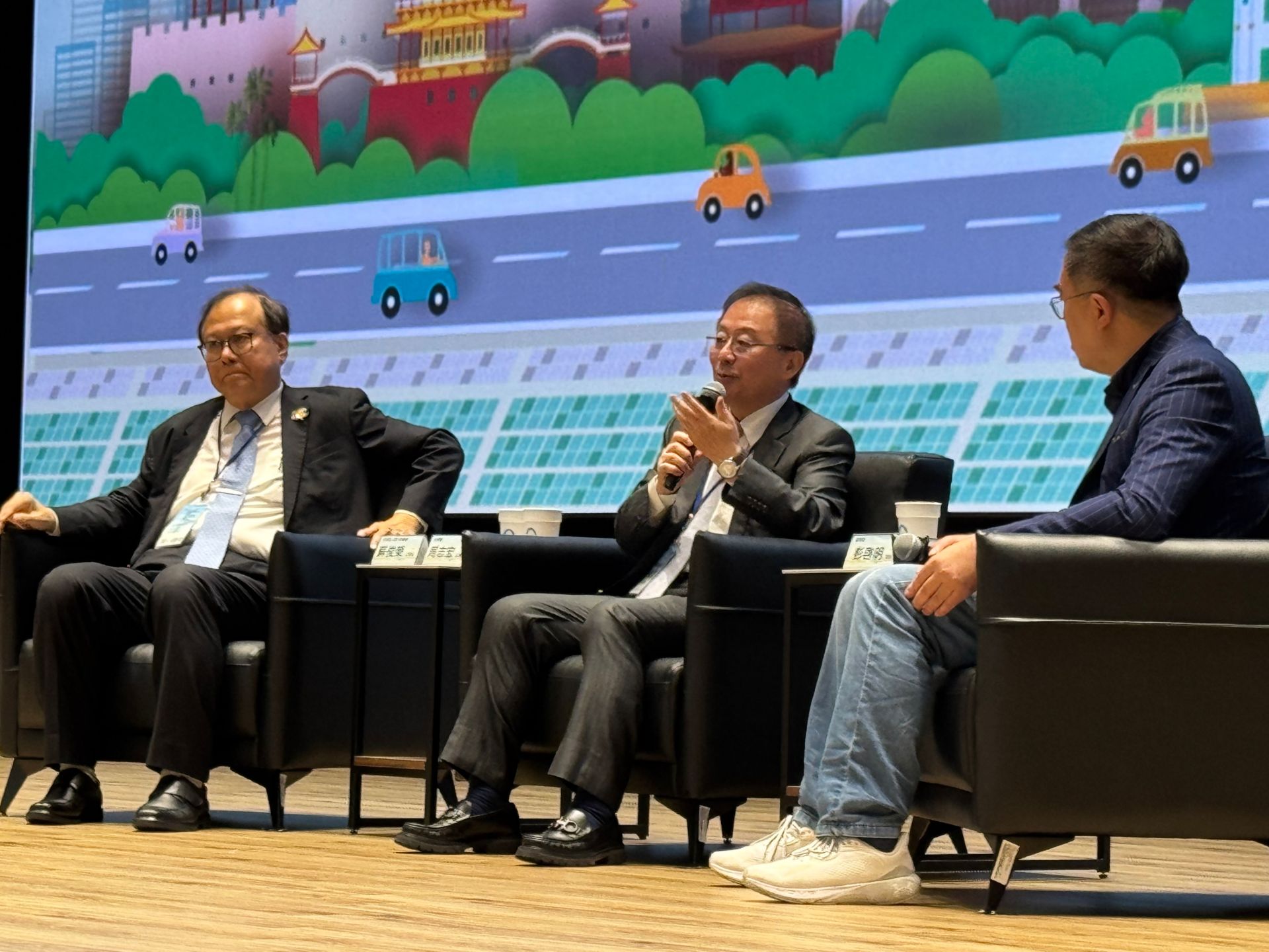 環境部部長彭啓明_右一_、人事行政總處人事長蘇俊榮_左一_與台達電子股份有限公司永續長周志宏_中_進行對談