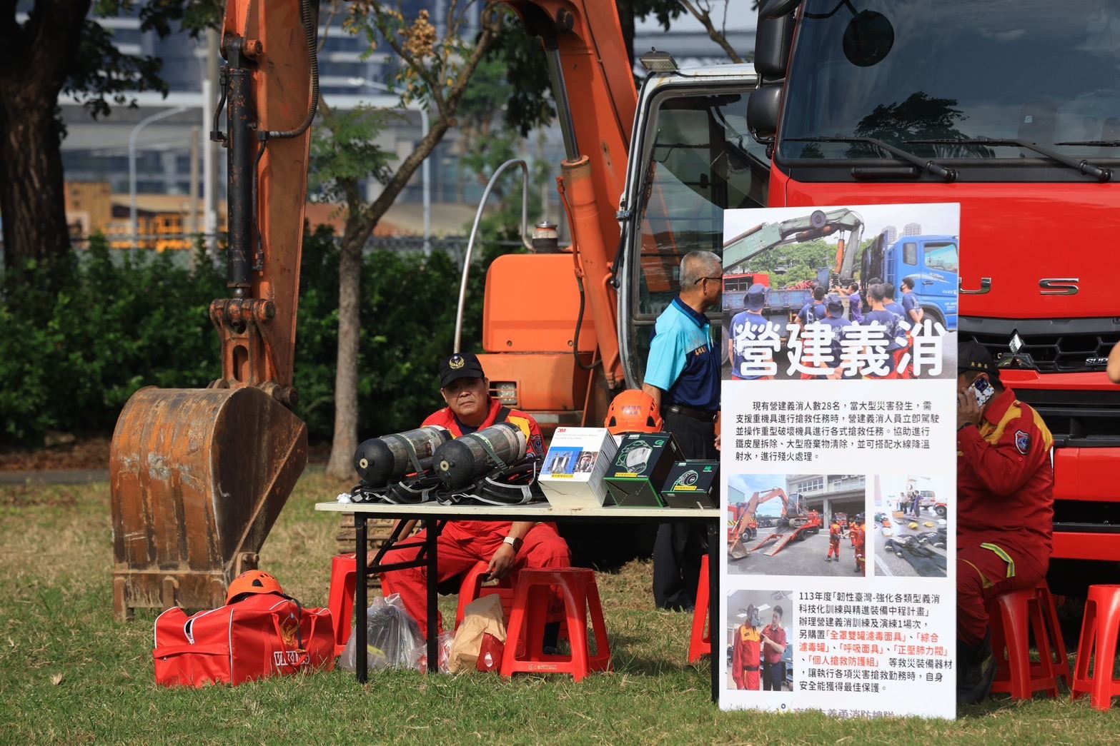 現場活動多元,並辦理包含負重救生、著裝、繩結、水帶佈線等競技競賽,陳其邁為競賽鳴槍,現場士氣高昂。