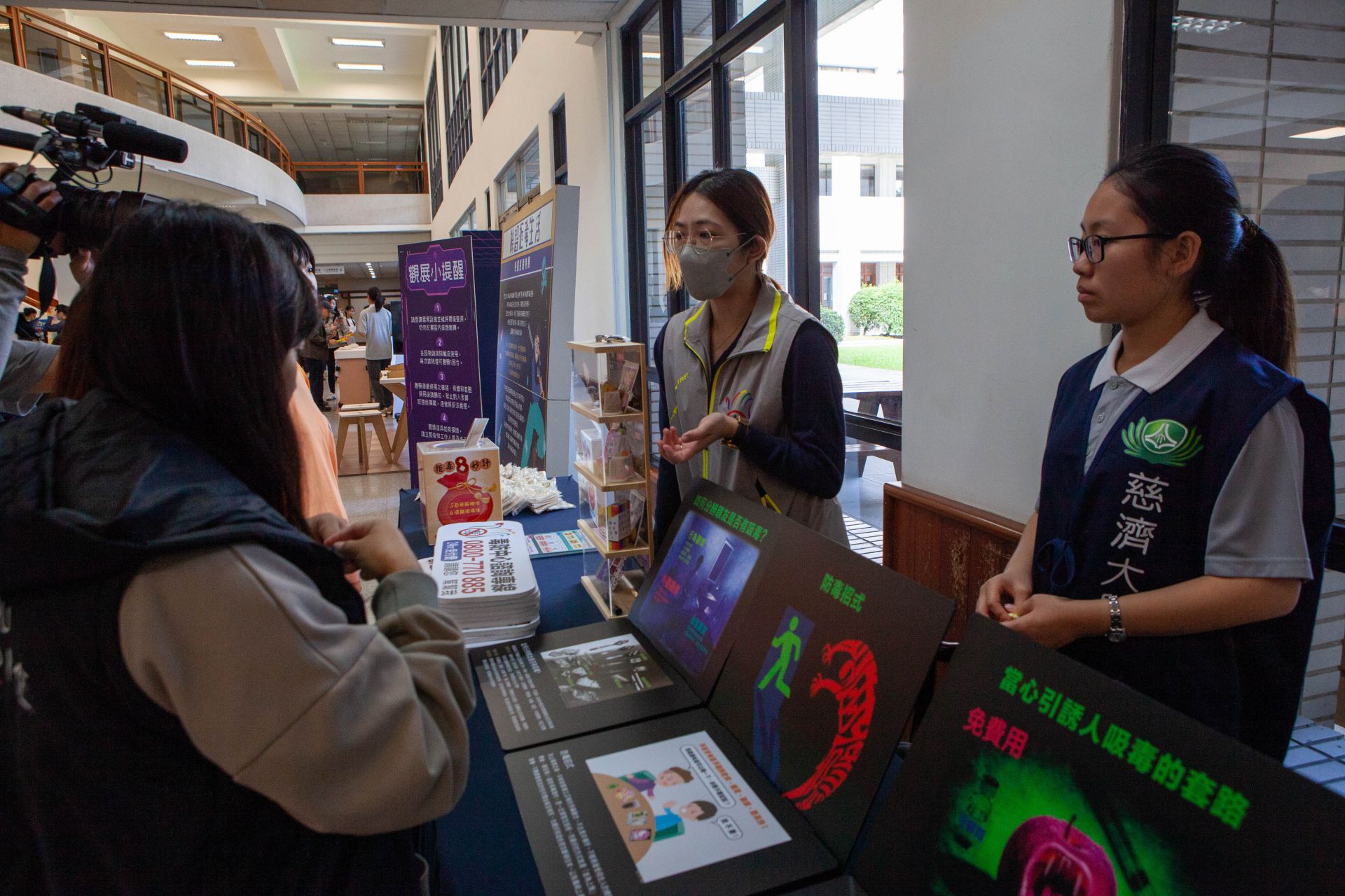 「機智拒毒生活-校園巡迴特展」,透過手機掃描QR CODE、播放影片或錄音,引導學生進入。