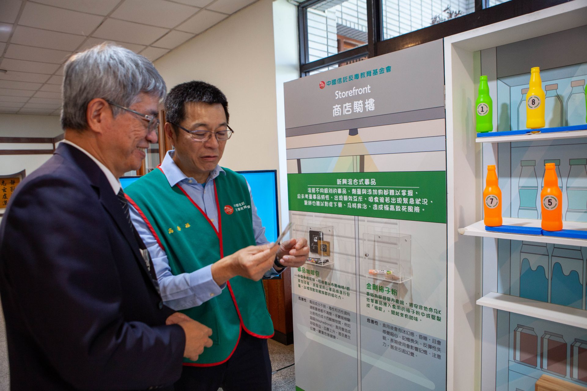 偽裝成糖果、餅乾、沖泡飲料等花樣百出的毒品包裝,容易讓大學生少了戒心。