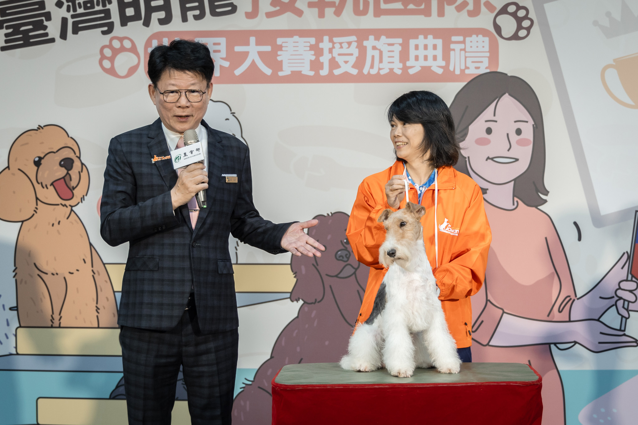 圖2_社團法人台灣畜犬協會薛瑞銘理事長介紹毛孩的品種及美容要點。