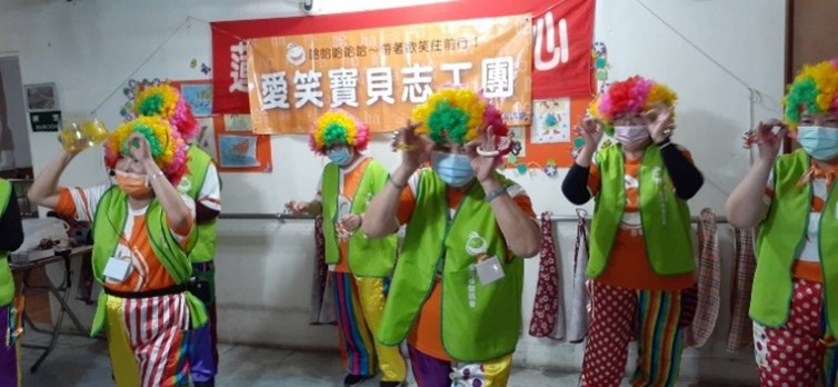 「愛笑寶貝志工團」發揮以老扶老精神,長輩們走出家門、身體力行服務其他長輩。