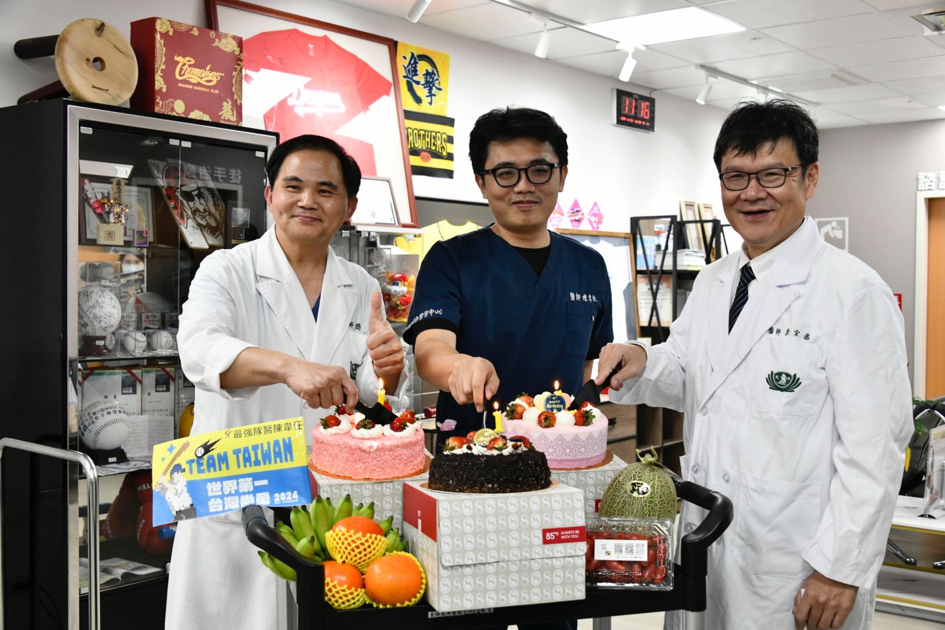 斗六慈濟簡瑞騰院長(左)、急診部主任李宜恭(右)與陳韋任醫師一起切蛋糕慶祝。