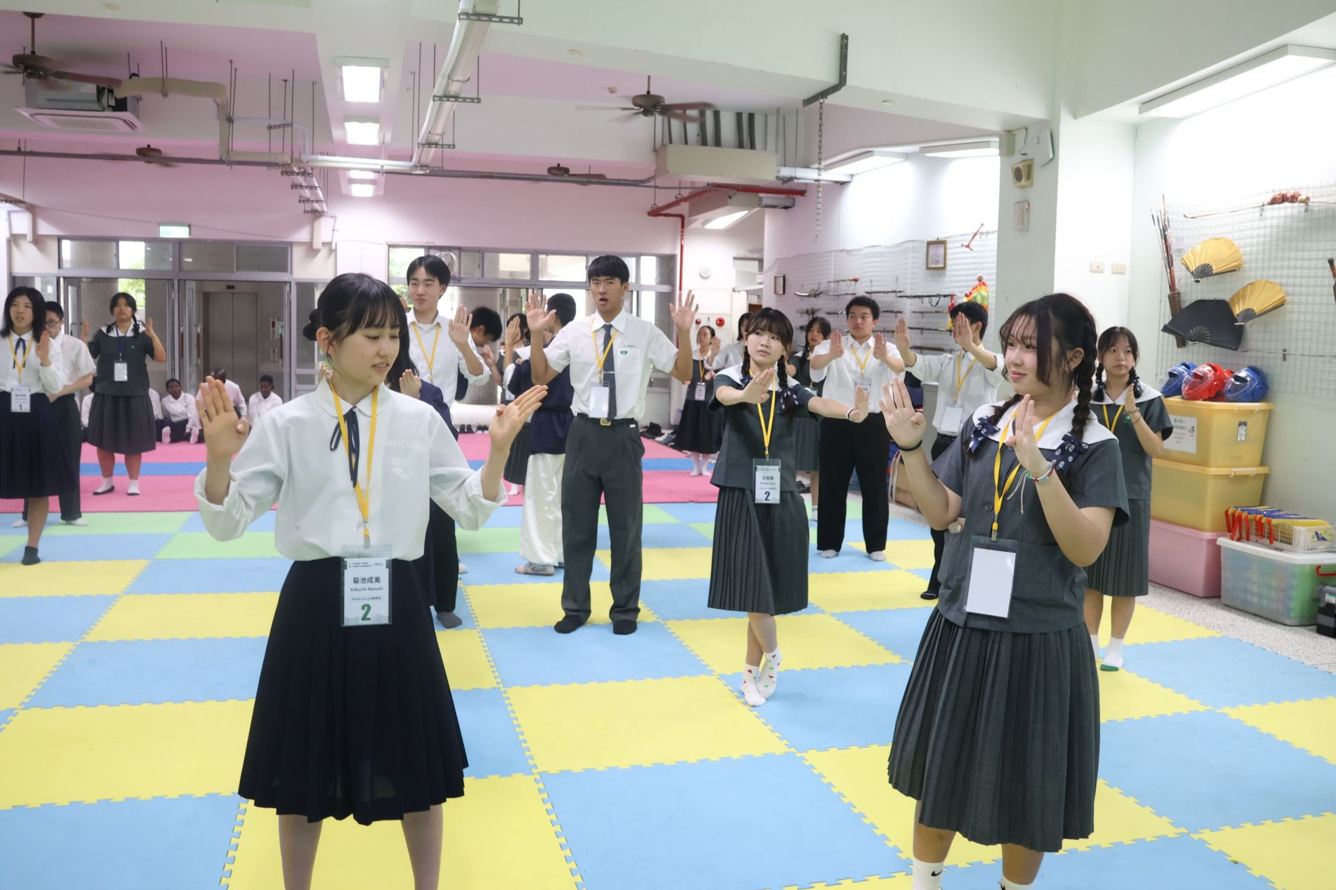 二校同學一起上國術課，學習防身術