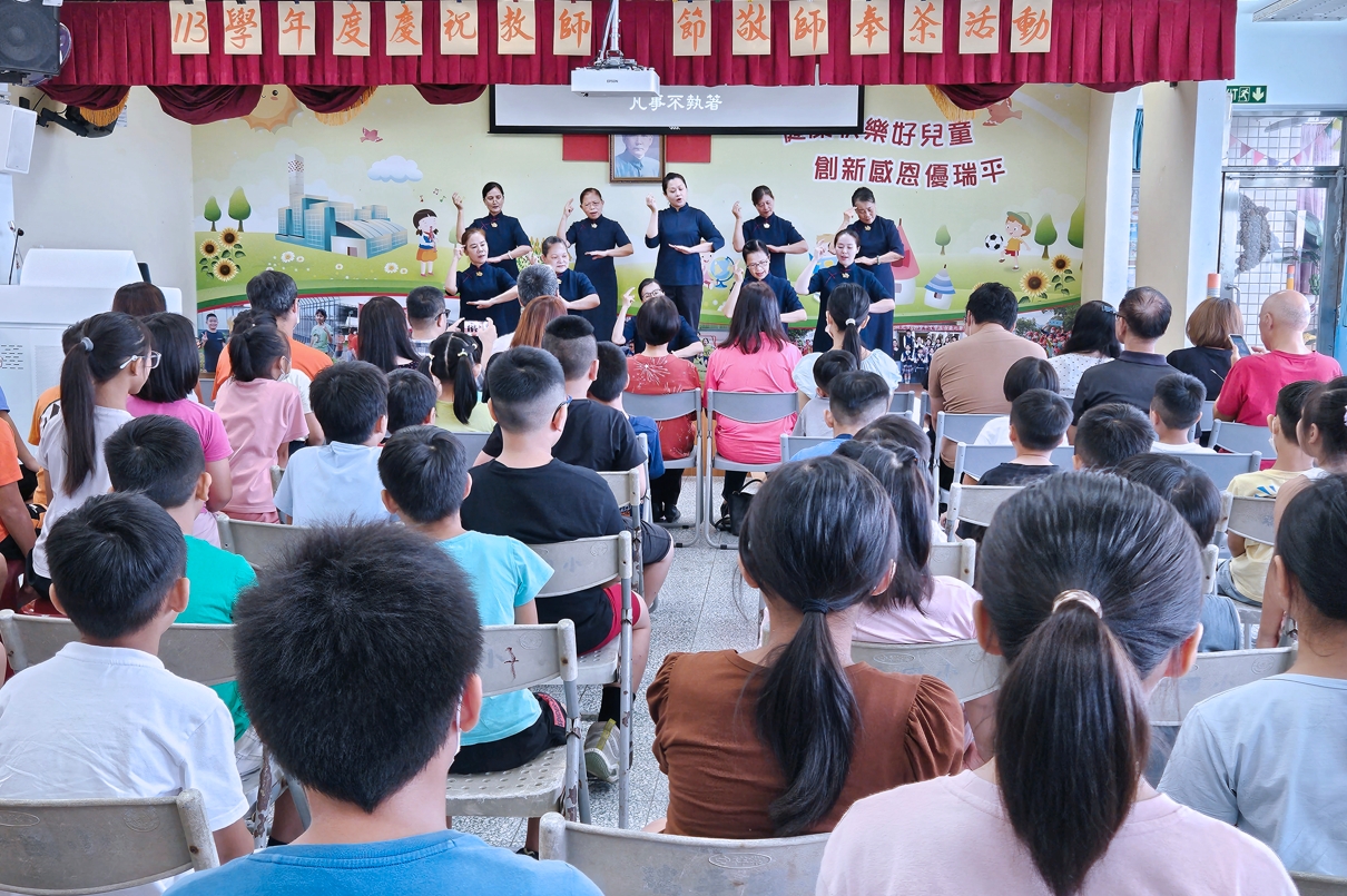 新北市林口區瑞平國民小學舉辦敬師奉茶活動,慈濟志工傳遞品格教育。