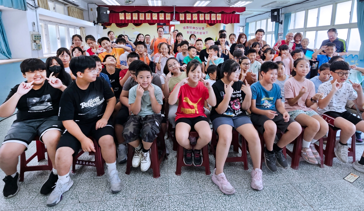 新北市林口區瑞平國民小學舉辦敬師奉茶活動,慈濟志工傳遞品格教育。