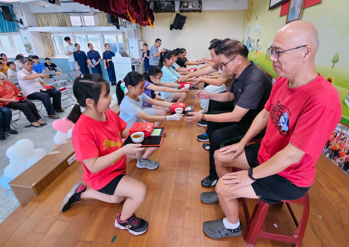 瑞平國小校長范瑞瑩邀約林口區慈濟志工舉辦「敬師奉茶活動」,讓學生透過奉茶儀式,了解教師節意義和表達對老師的感謝和敬意。