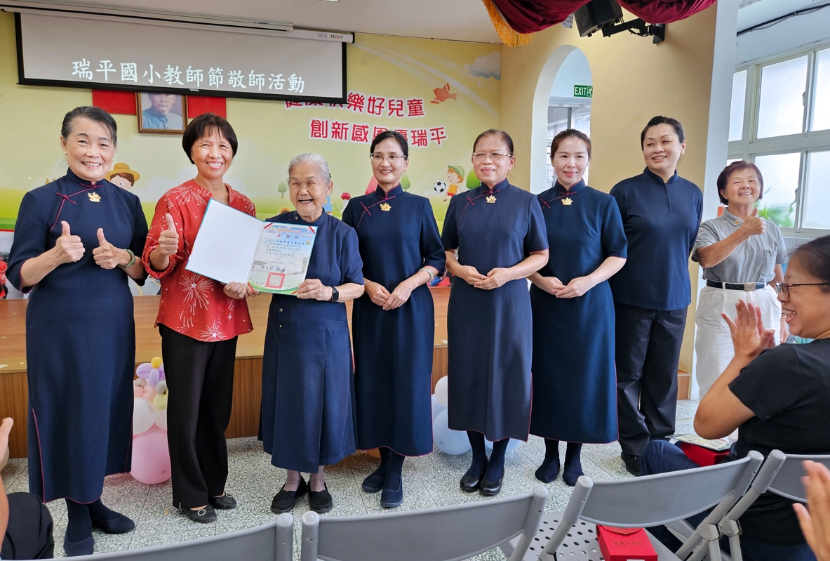 瑞平小學范瑞瑩校長歡喜感恩慈濟人來學校帶動孩子們舉辦「敬師奉茶」活動,並且勉勵孩子們學習慈濟志工為人服務、實踐「利他」的精神。