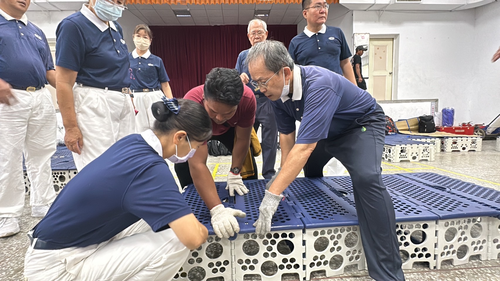 慈濟高雄梓官區慈濟志工接獲公部門提出,在梓官漁港外海的外籍移工將被安置在活動中心。
