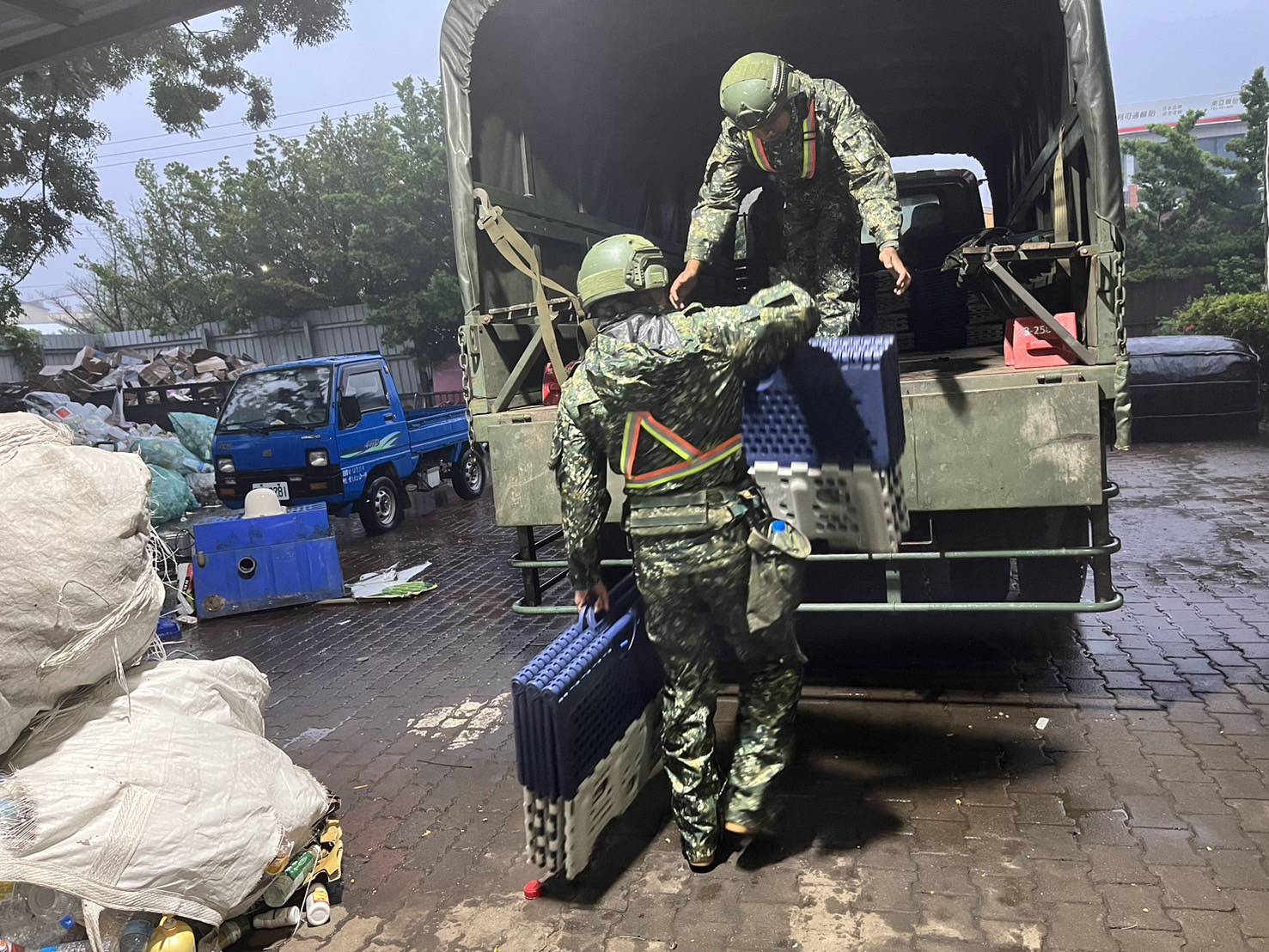 臺東縣金峰鄉公所對部份住民進行撤離安置,由軍方與太麻里慈濟志工楊東昇協助搬運福慧床至臨時性收容中心。