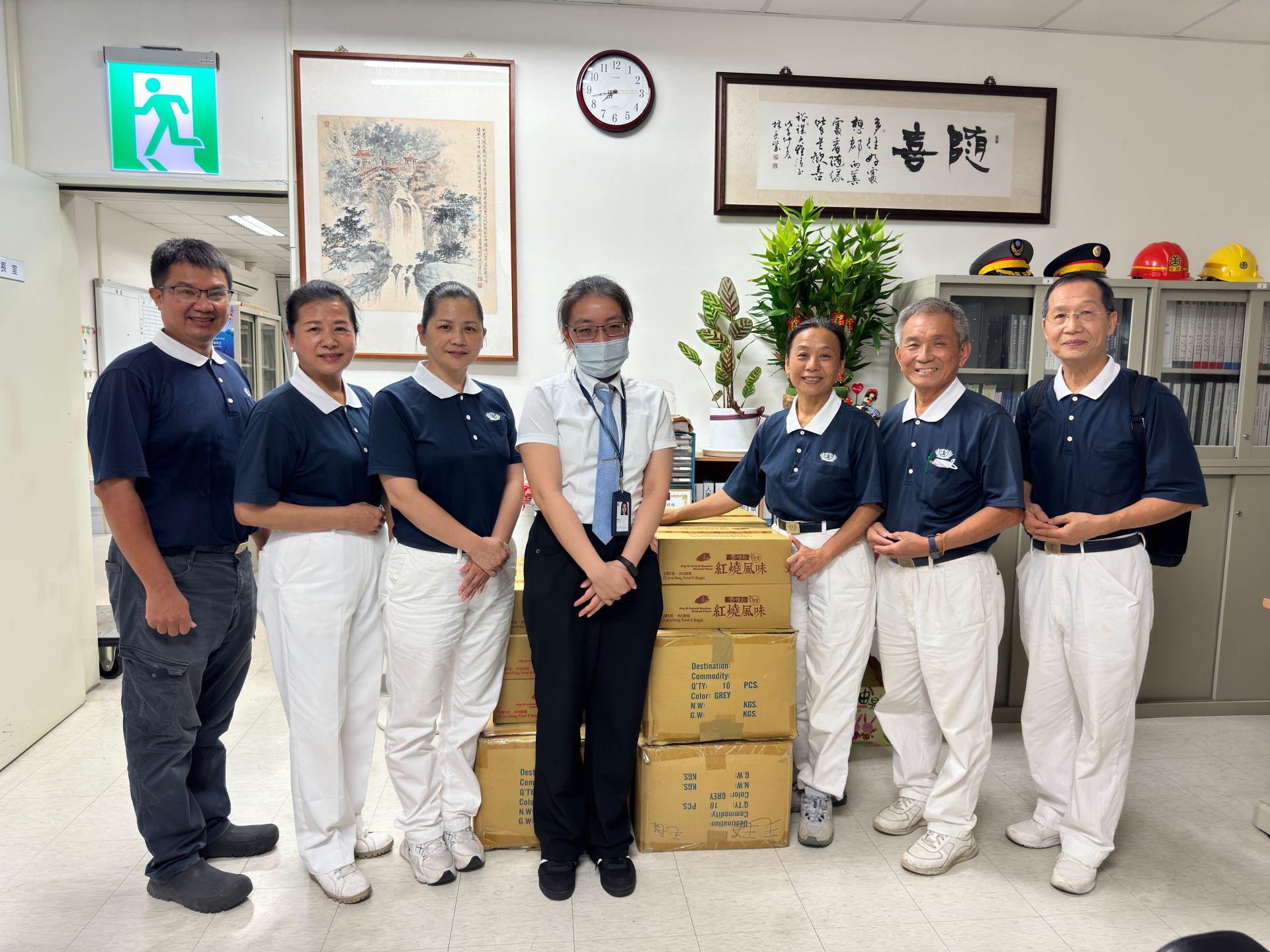 志工關懷台鐵工務段守護與修護鐵路安全之工作人員特別準備可立即用熱開水沖泡的香積麵及防寒毛毯送抵台鐵花蓮站。