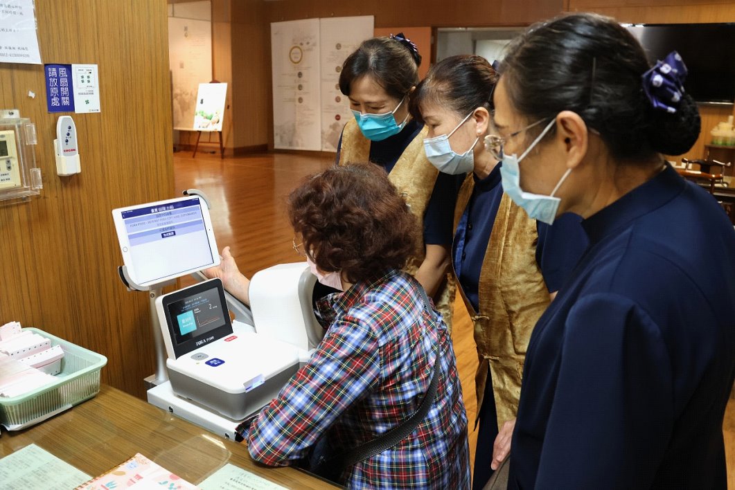 「慈濟880健康照護」透過智慧健康雲平台實現早期預警和健康管理,獲得社區健康領域標章。