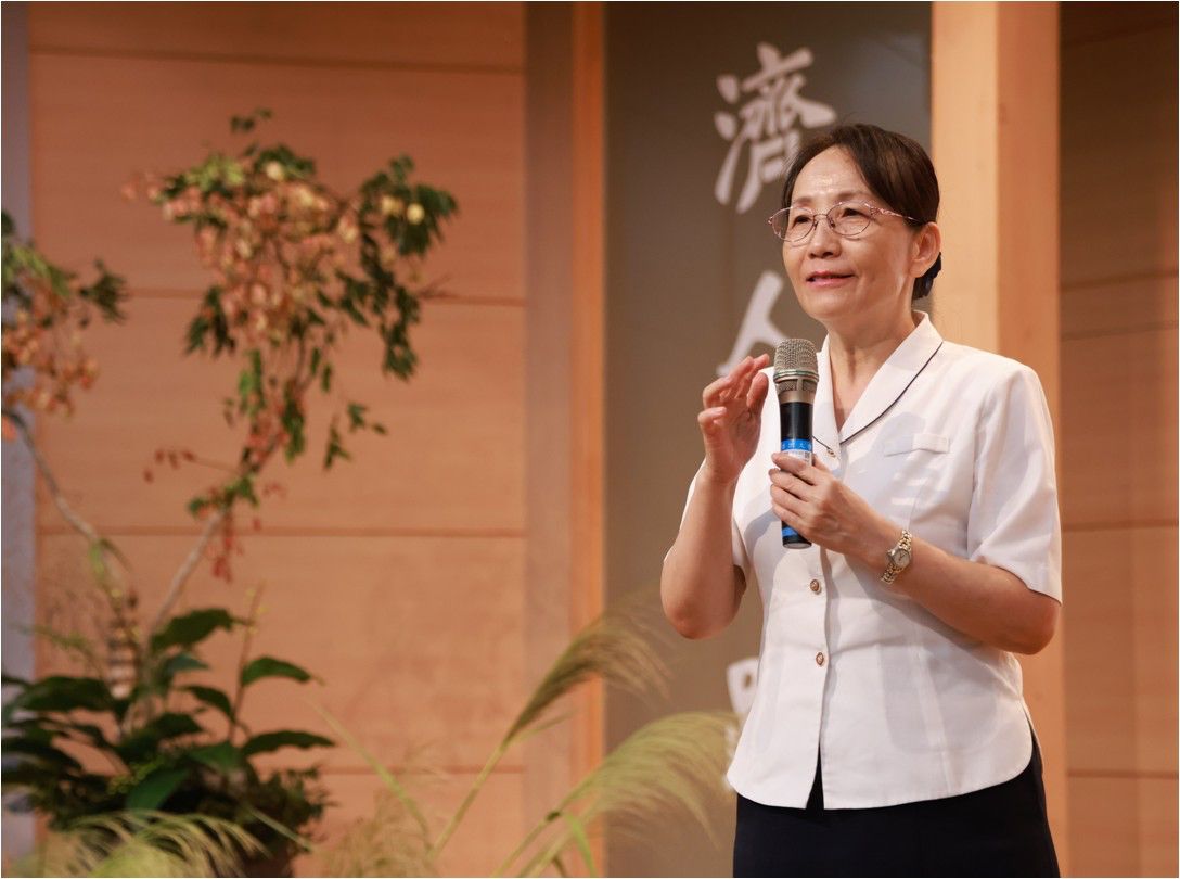 慈濟大學何縕琪副校長說:茶道的精神與態度能夠傳遞在這一杯茶中;無形當中也是一種身教,以身行法,是一個很好的一種接引