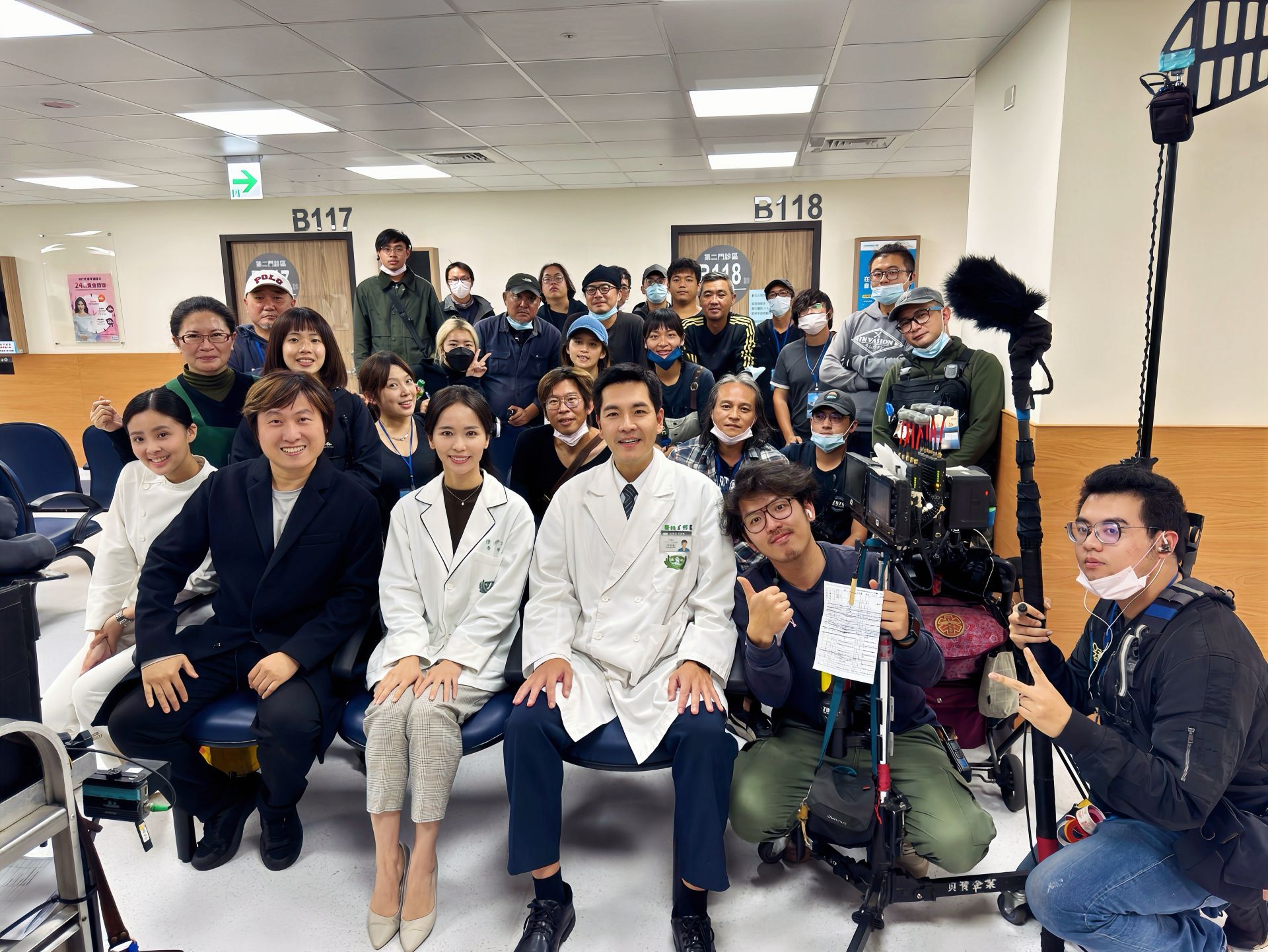 大愛劇《在光裏的人》殺青。前排左2起:余政憲製作人、陳明珠、王傳一