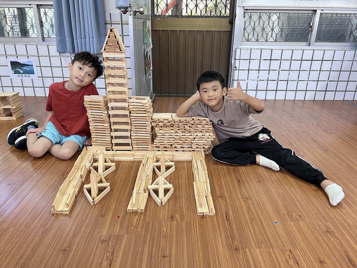 南投縣明潭附幼透過社群協助發展出在地化課程,圖為幼兒用積木搭建當地水社碼頭