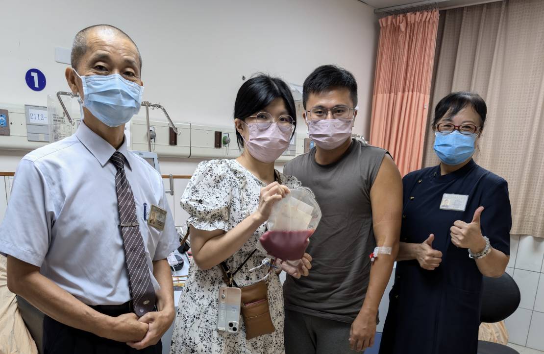 石昌㨗(右二)到花蓮慈院捐贈造血幹細胞,未婚妻(左二)一旁輕聲附和著說:「我們即將步入婚姻,希望能將這份幸福與喜悅分享給受贈者和他的家人。」慈濟骨髓捐贈關懷小組彭明珠(右一)師姊、王進村(左一)師兄回憶起石昌㨗的話:「每次通知他,他從不猶豫,總是馬上回覆,這份執著與善良讓人十分感動。」。