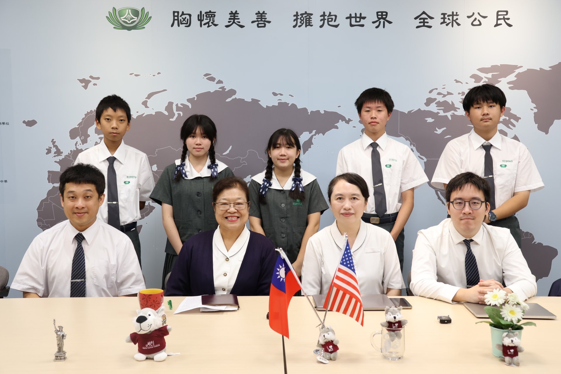 儘管颱風攪局,慈大附中師長及五位住宿生仍然齊聚學校,一同參加線上開學典禮