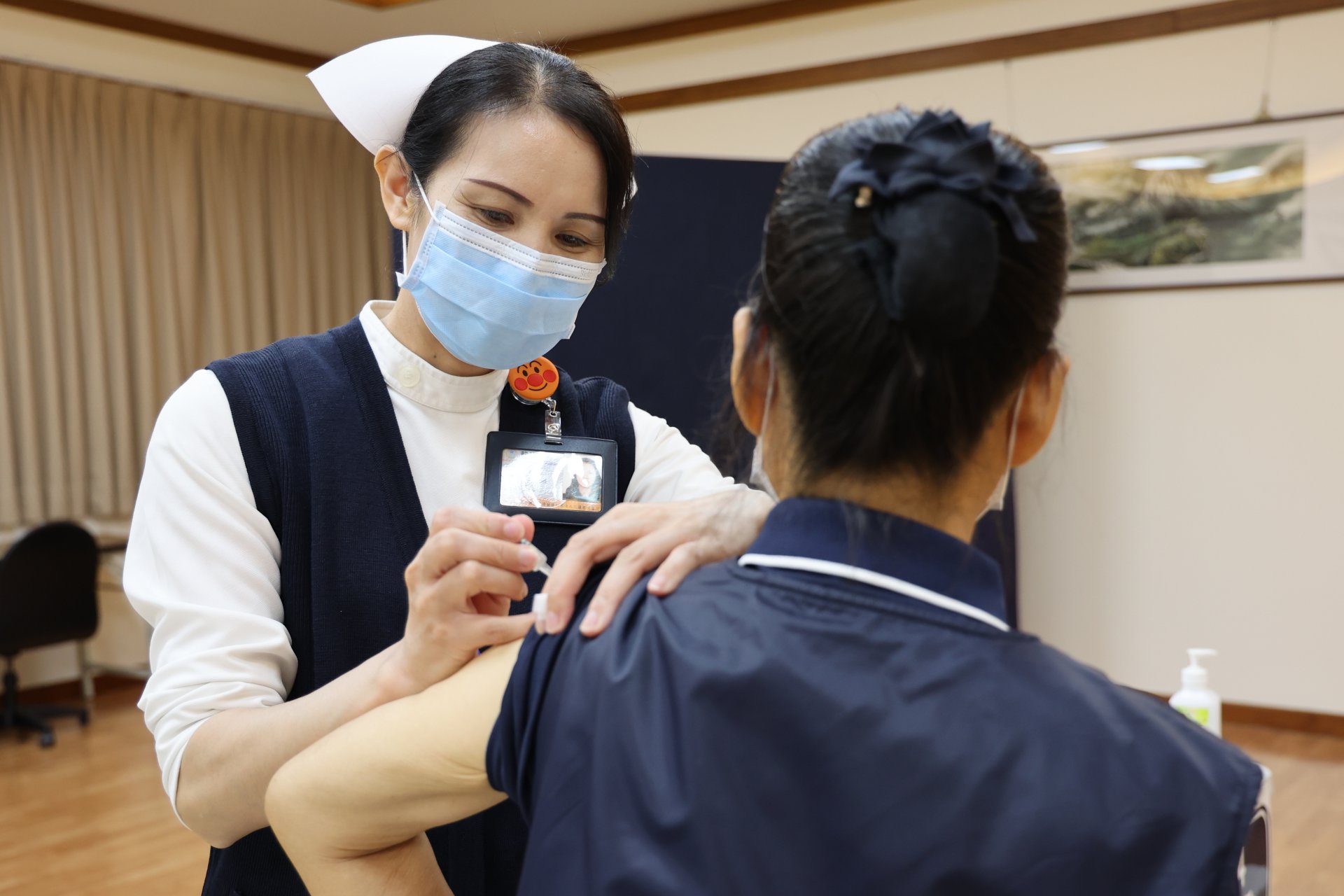 施打疫苗第一天,醫事室團隊多條動線受理長者報到,現場一共有4位醫師為長者進行評估、6位護理師同時施打,縮短長者等候時間。