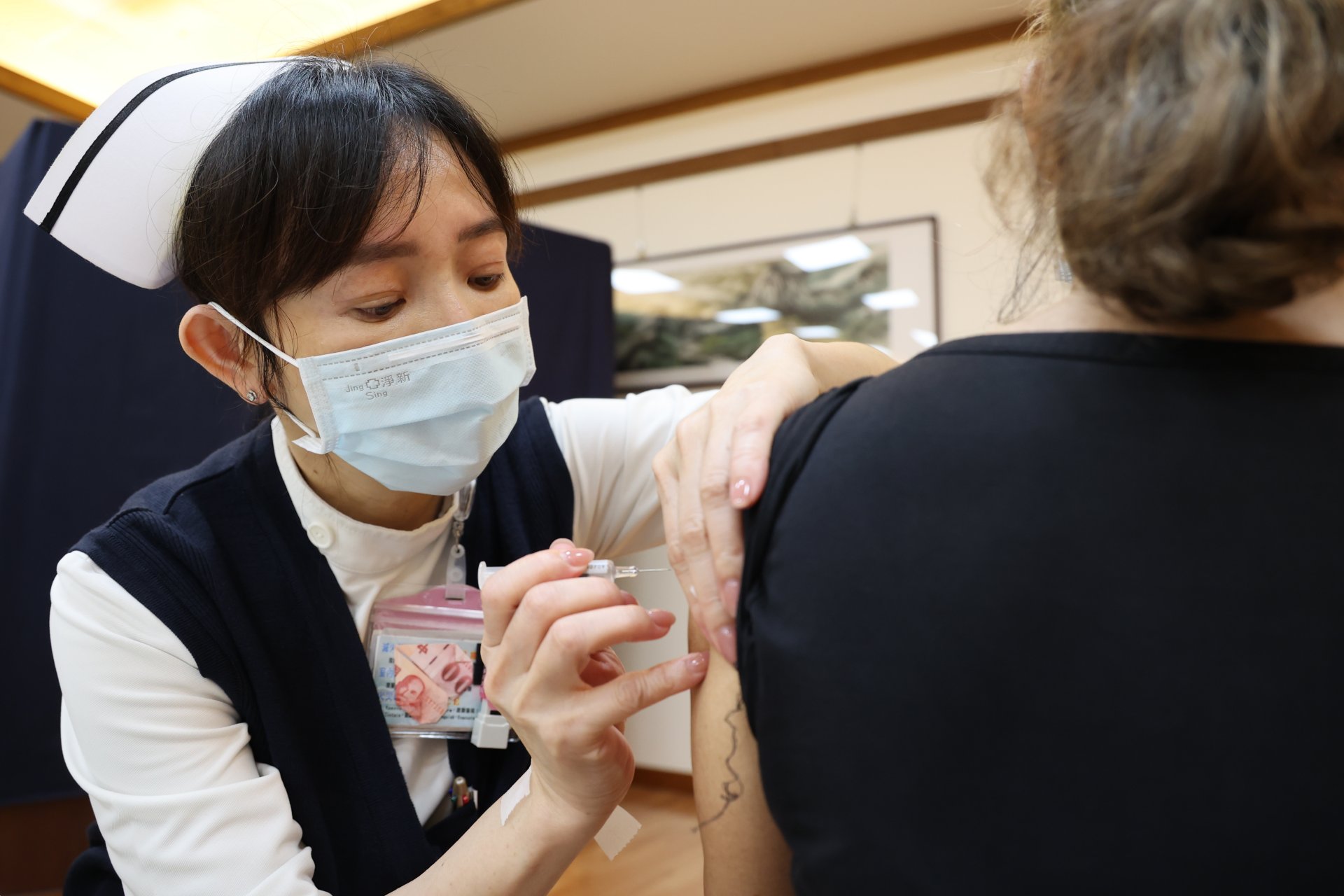花蓮慈濟醫院於協力樓一樓為65歲以上長者舉辦首場集中施打場,今日(4日)上午已有超過160位長者前來接種,下午預計為近百位長者施打疫苗。