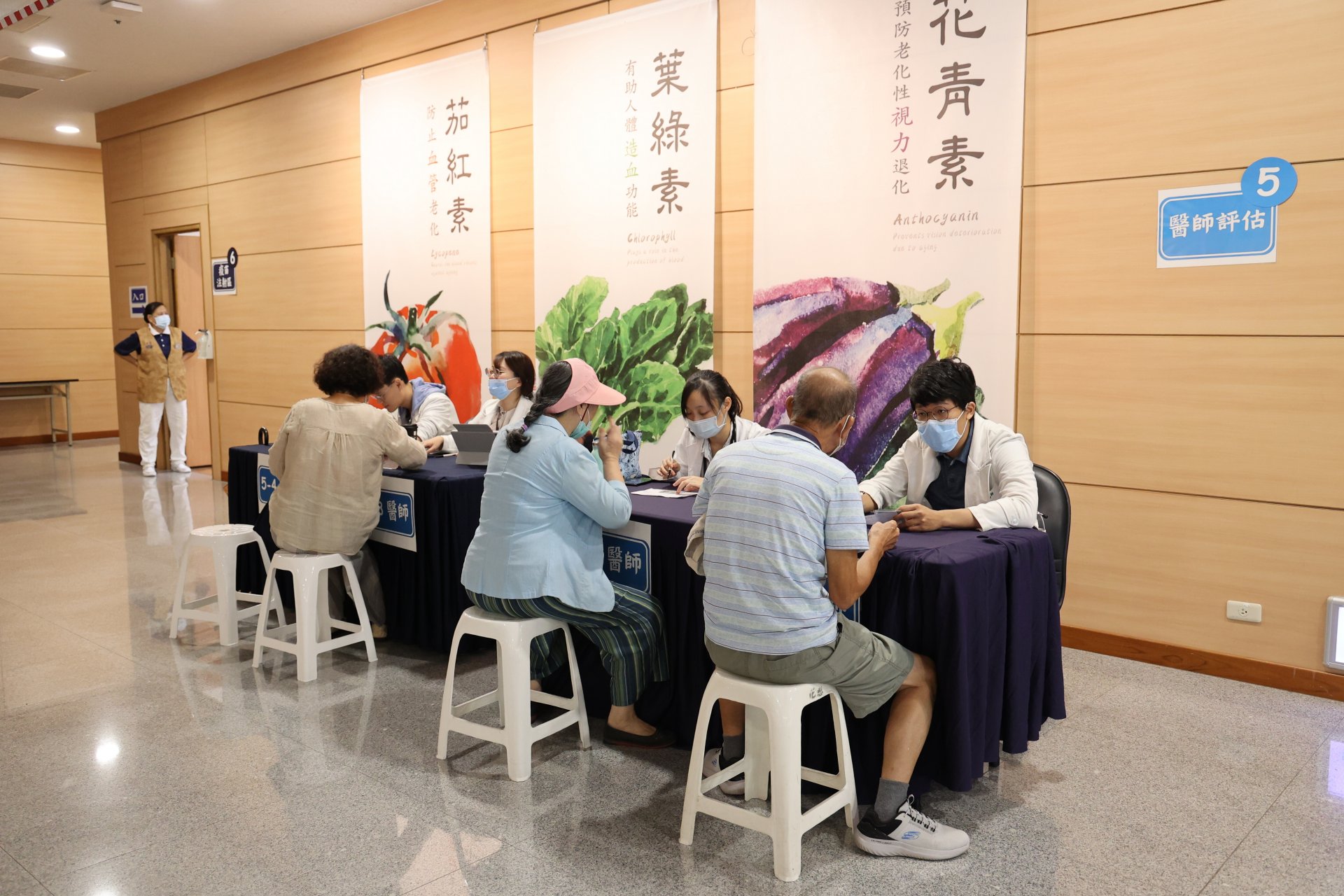 施打疫苗第一天,醫事室團隊多條動線受理長者報到,現場一共有4位醫師為長者進行評估、6位護理師同時施打,縮短長者等候時間。