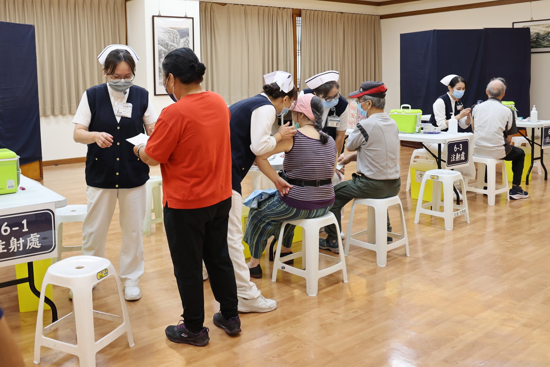 施打疫苗第一天,醫事室團隊多條動線受理長者報到,現場一共有4位醫師為長者進行評估、6位護理師同時施打,縮短長者等候時間。