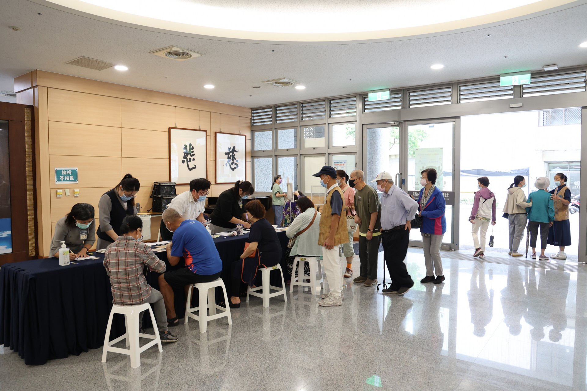 施打疫苗第一天,醫事室團隊多條動線受理長者報到,現場一共有4位醫師為長者進行評估、6位護理師同時施打,縮短長者等候時間。