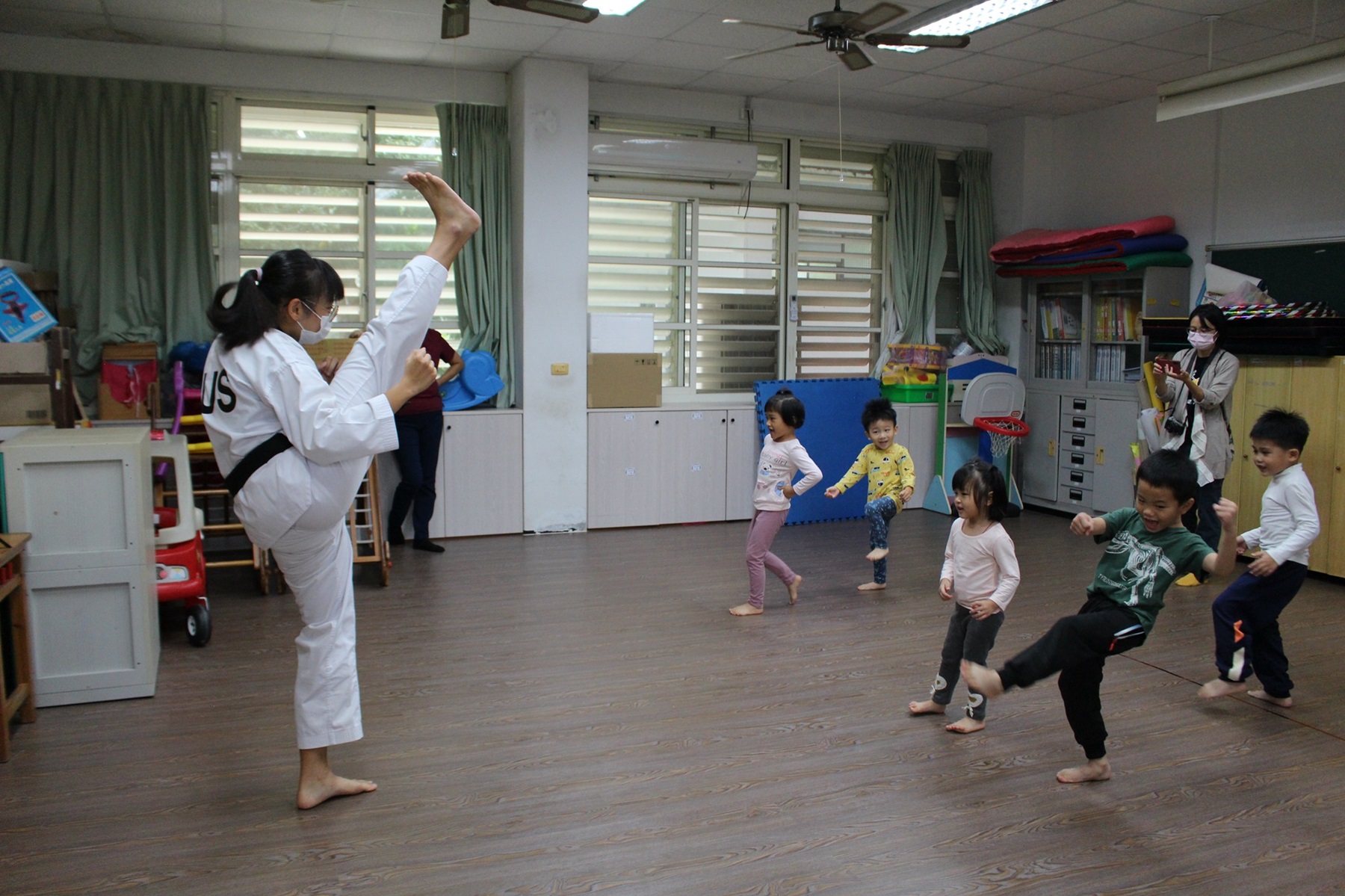 孩子們使勁向前踢,小小的教室裡每個人都氣勢十足,要把這份志氣傳達到天際。(柯亭伃志工)