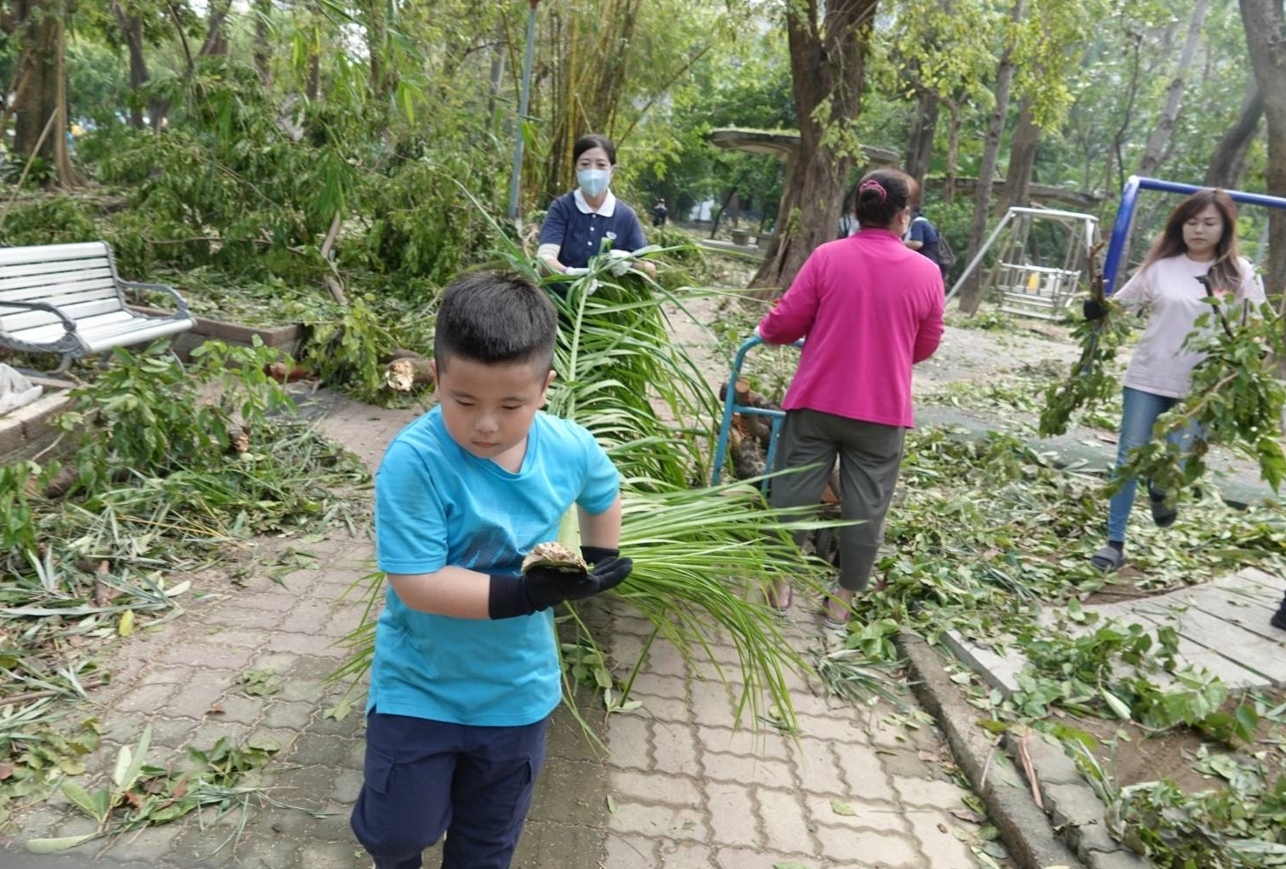 大小朋友與慈濟志工一起投入家園清掃行列,大家一起守護家園恢復環境。