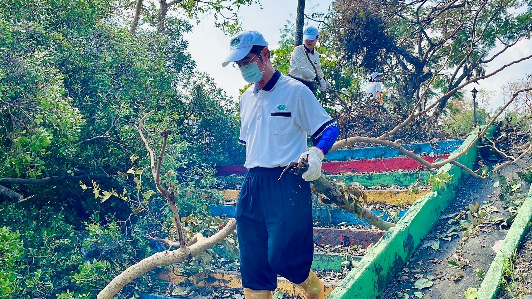 南慈中校長姚智化帶隊到高雄協助受災校園清理